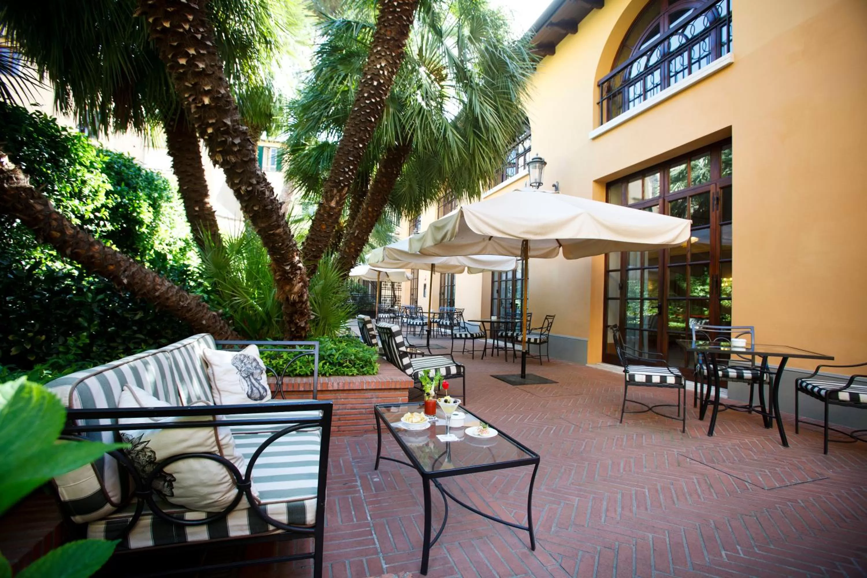 Patio in Hotel Albani Firenze