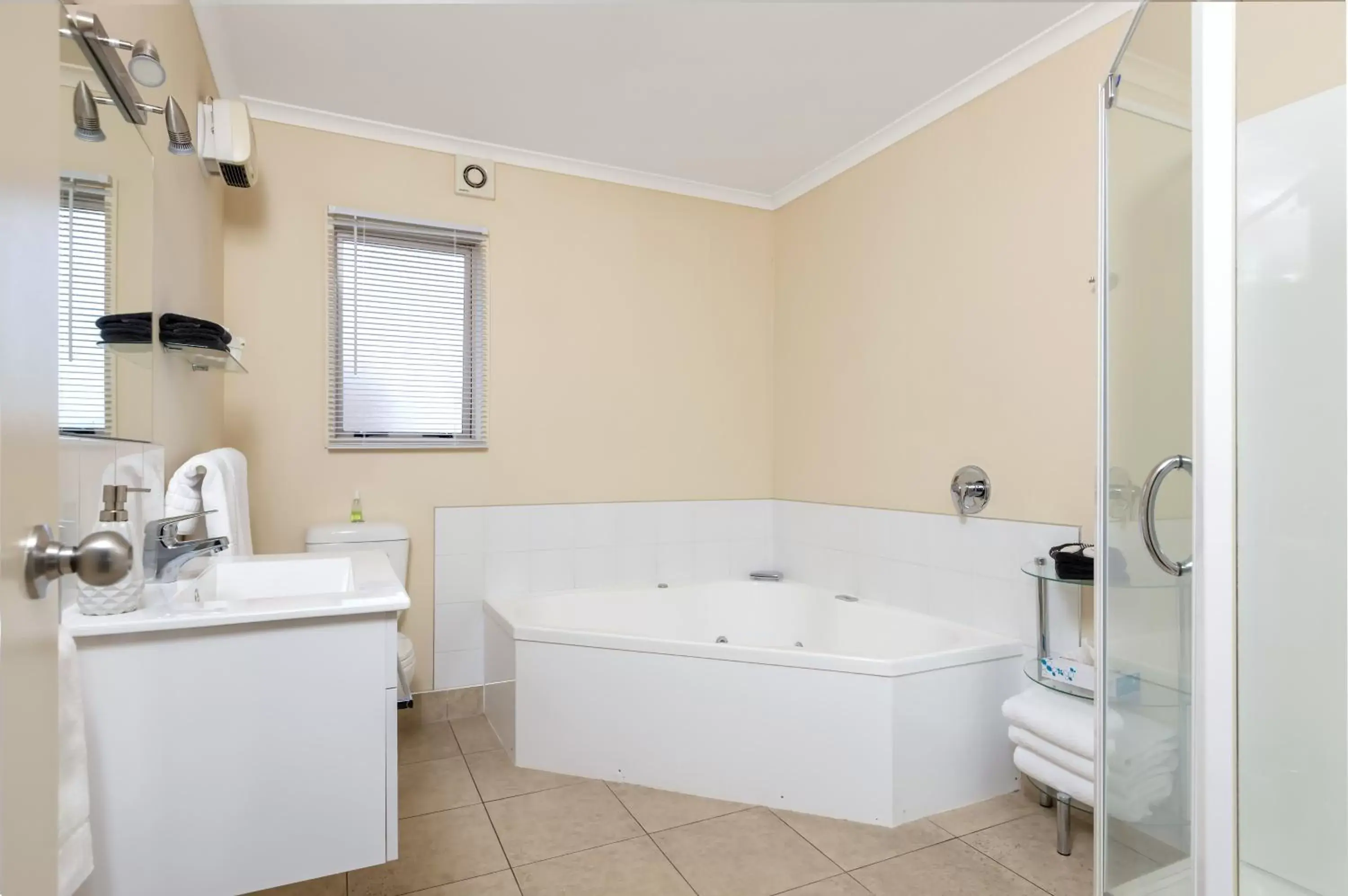 Two-Bedroom Apartment in BK's Chardonnay Motor Lodge Two-Bedroom Apartment in BK's Chardonnay Motor Lodge