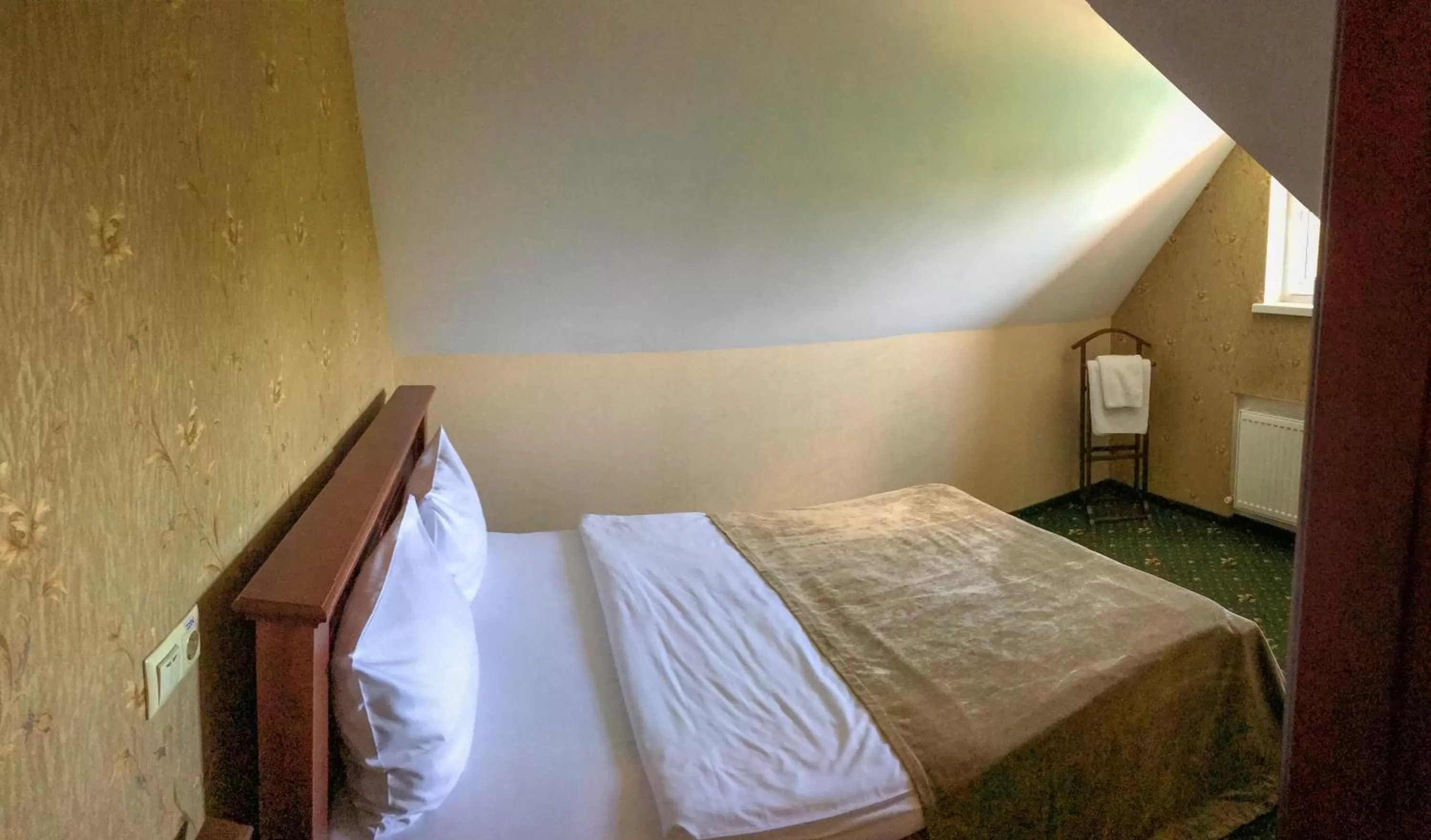 Bedroom, Bed in Pivdenna Brama