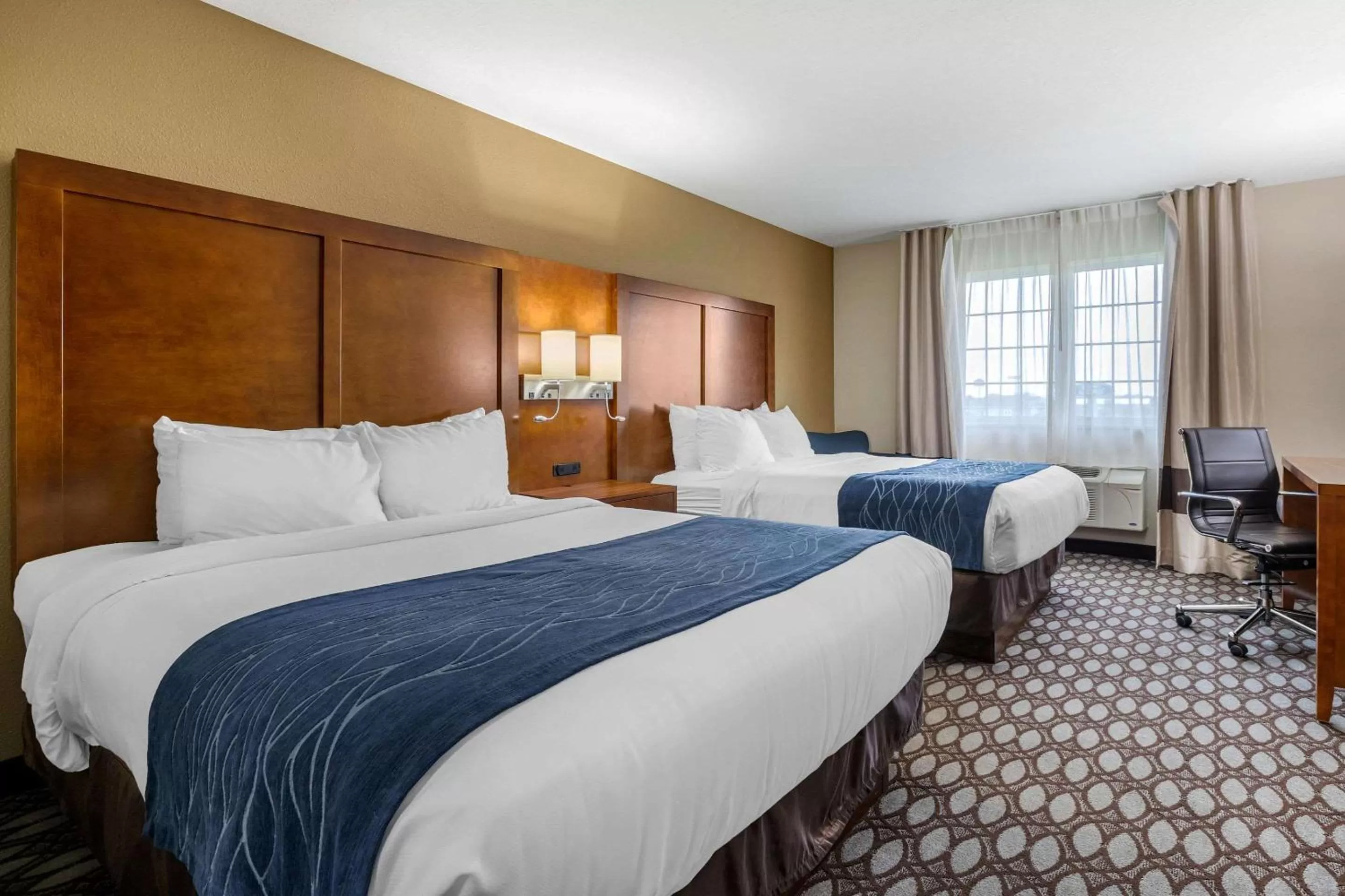 Photo of the whole room, Bed in Comfort Inn Story City