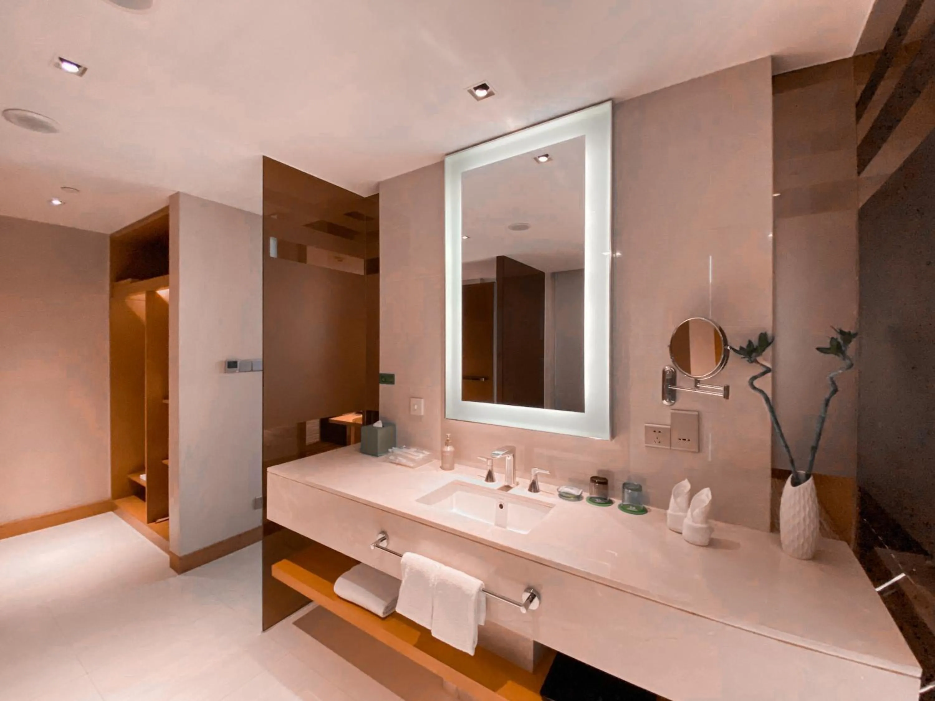 Bathroom in Junluxe Hotel Guangzhou Science City-Free Shuttle Bus Service to Guangzhou Canton Fair