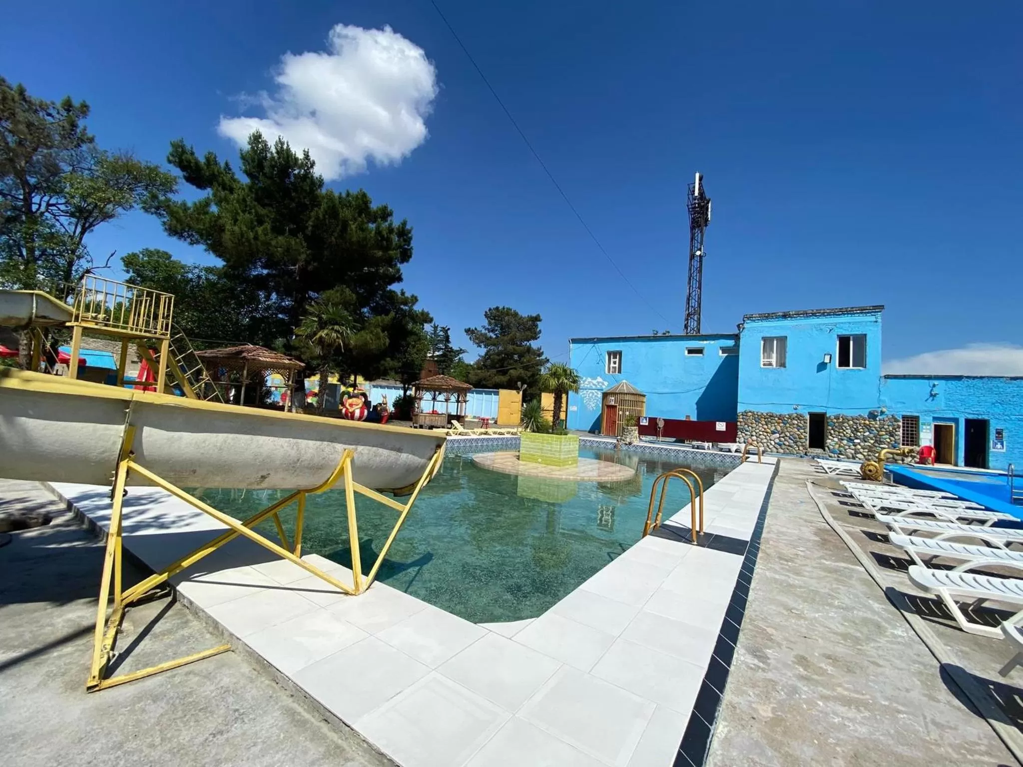 Swimming pool in Hostel Golden Fleece