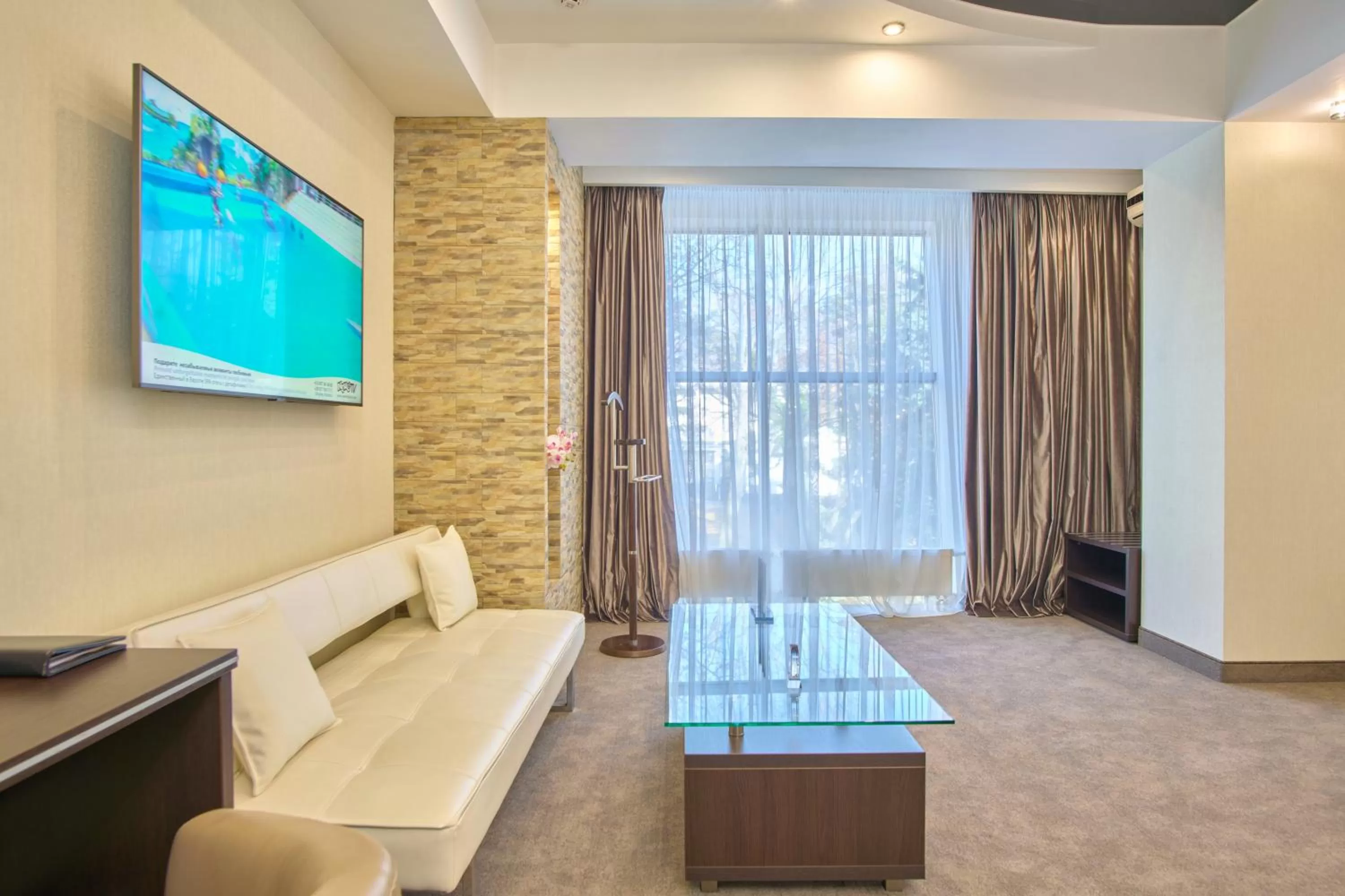 Junior Suite in Hotel & Spa NEMO with dolphins