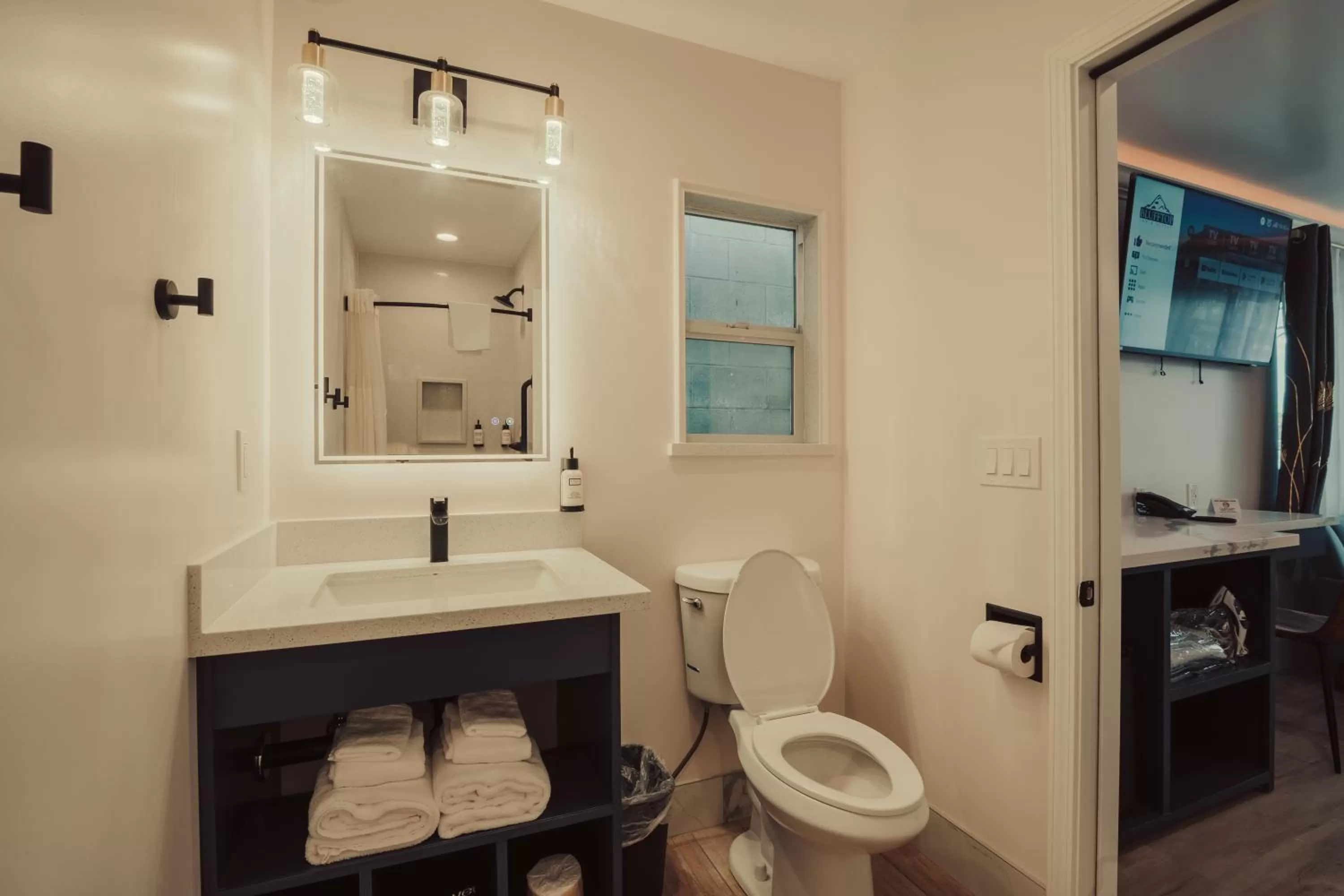 Toilet in Blufftop Inn & Suites - Wharf/Restaurant District