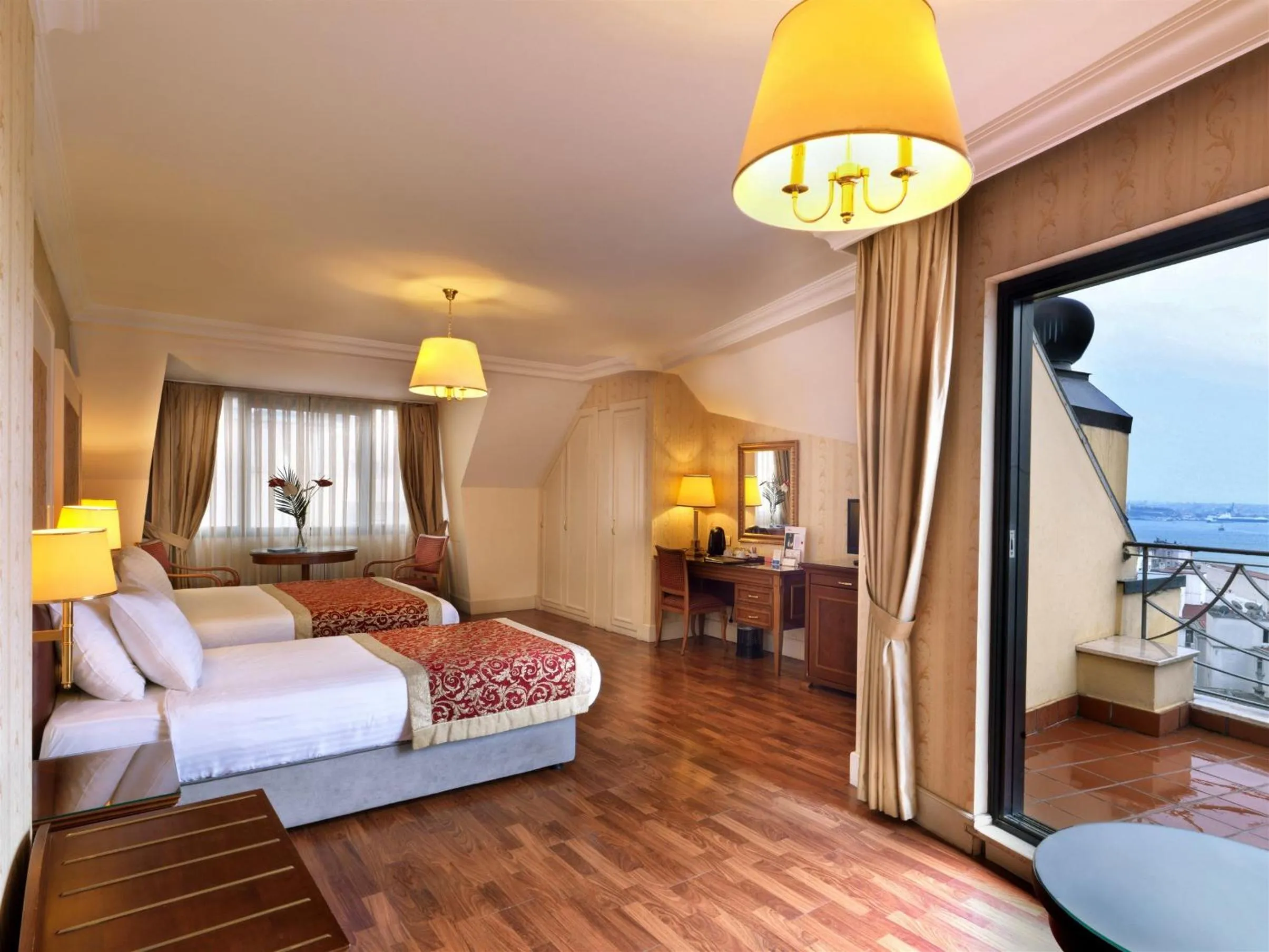 Photo of the whole room, Bed in Taksim Metropark Hotel