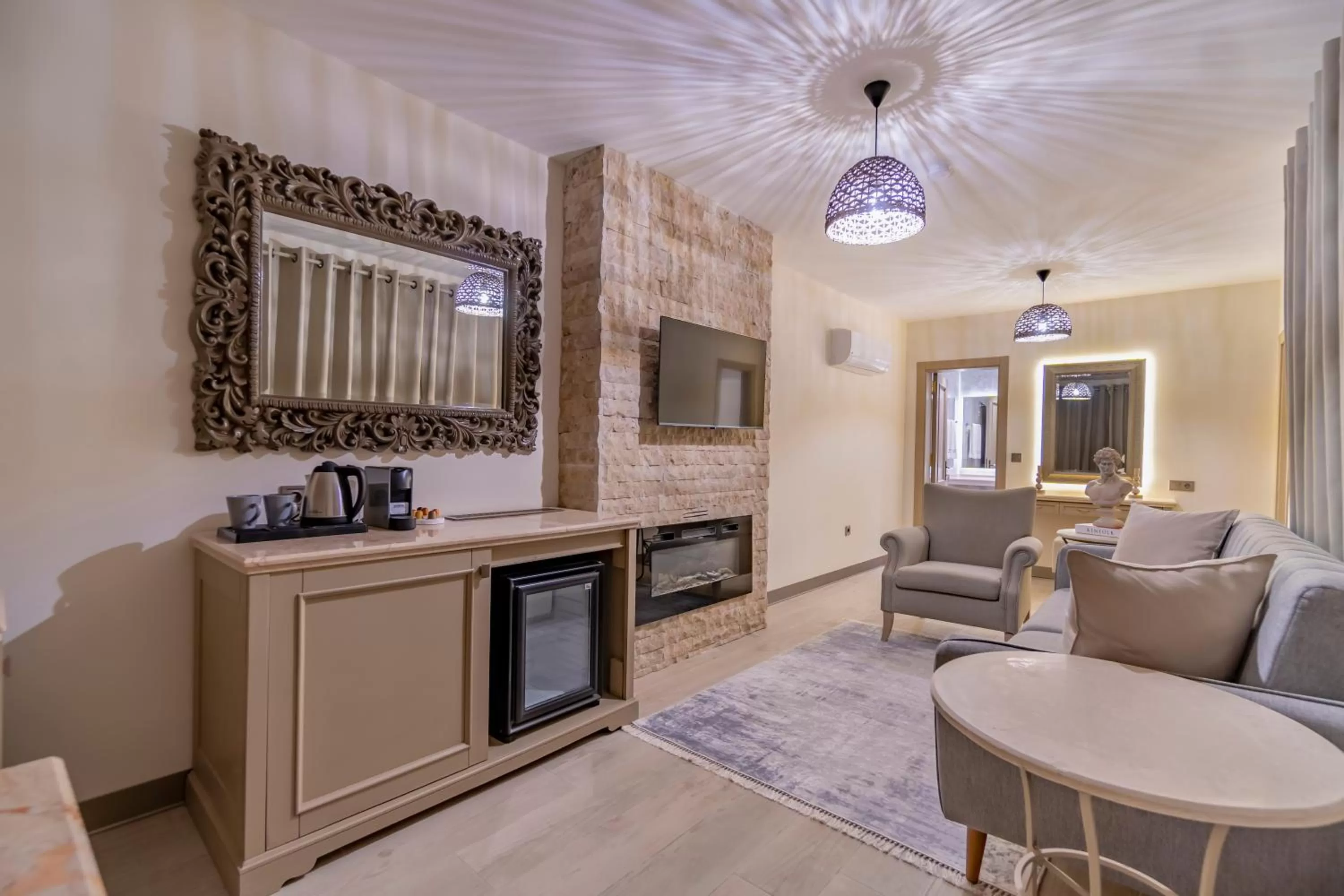 Communal lounge/ TV room in Manzara Boutique Hotel - Adults Only