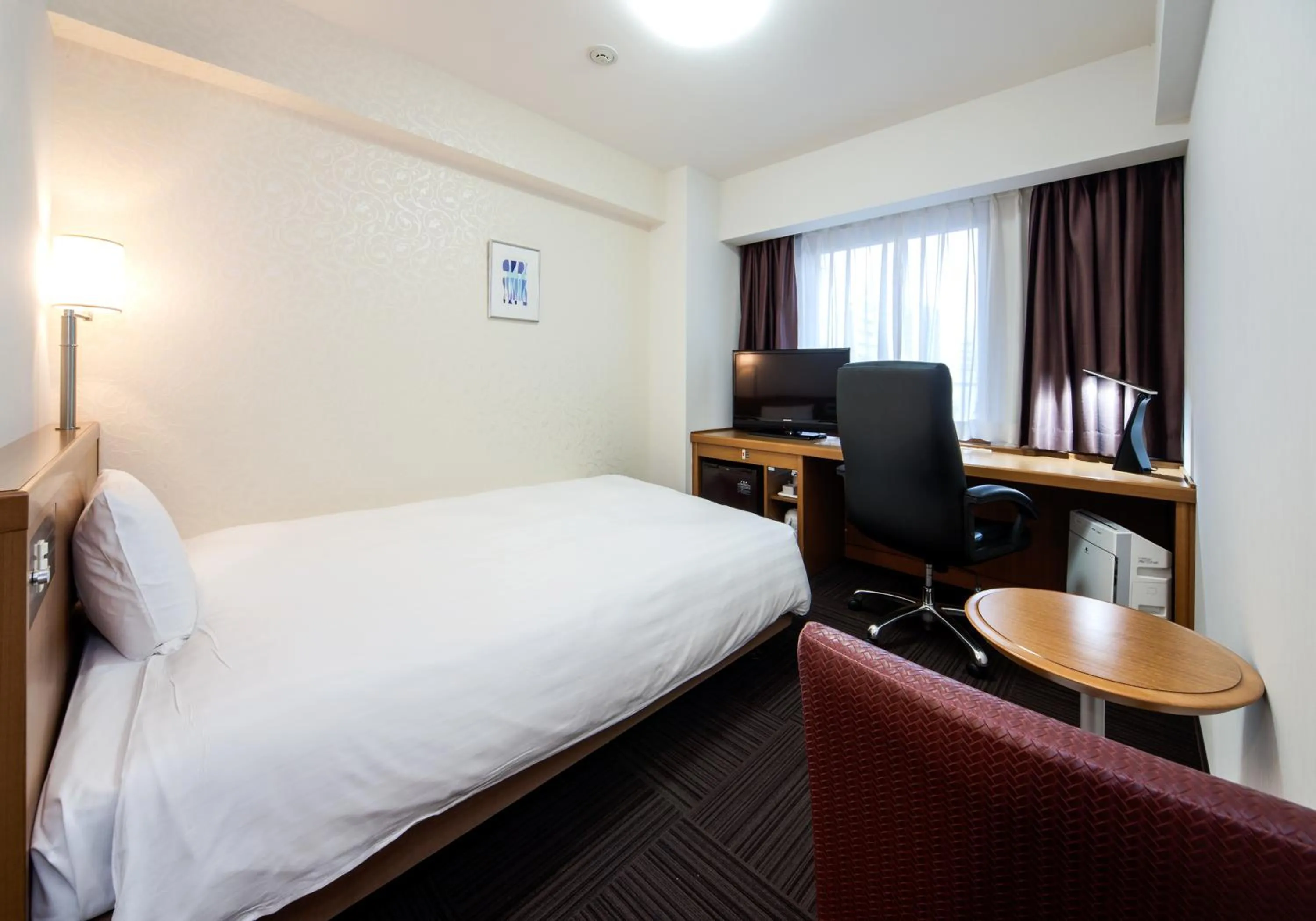Photo of the whole room, Bed in Daiwa Roynet Hotel Kobe Sannomiya