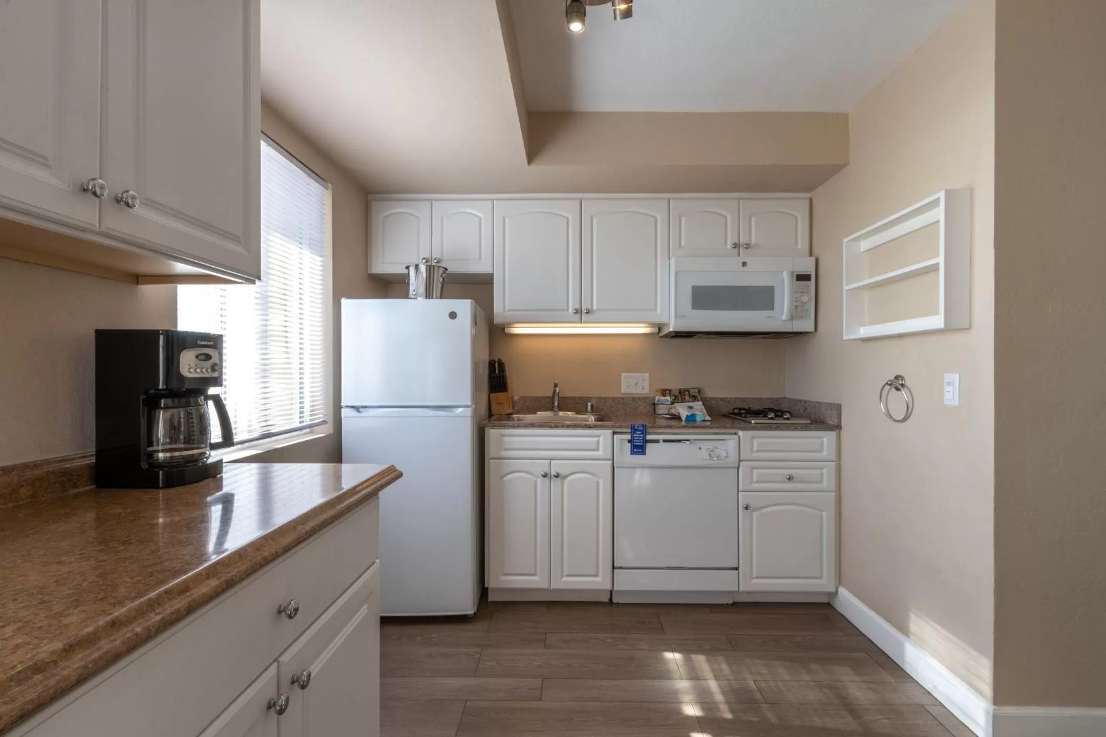 Kitchen or kitchenette in Southern California Beach Club