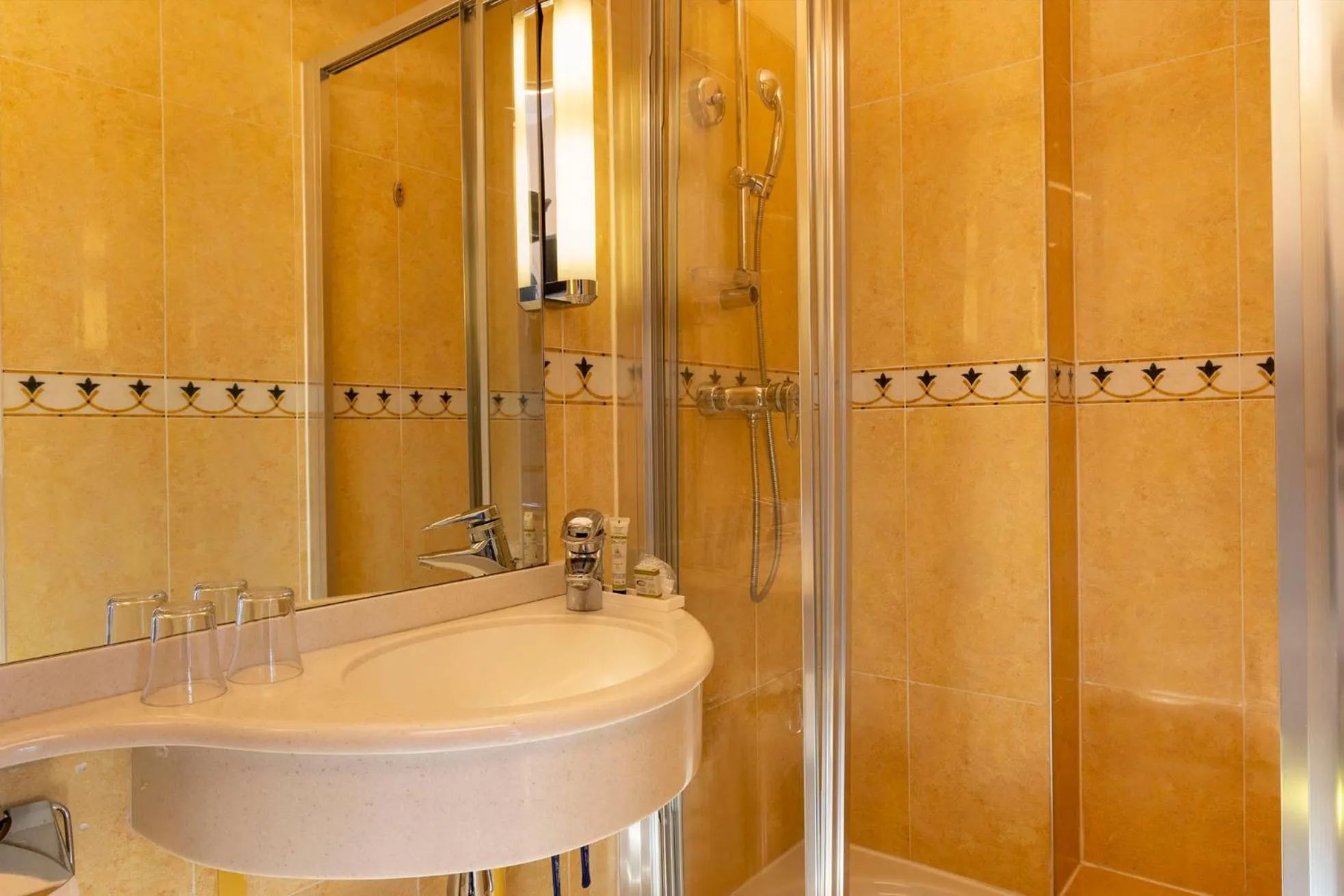 Shower in Hotel Clément