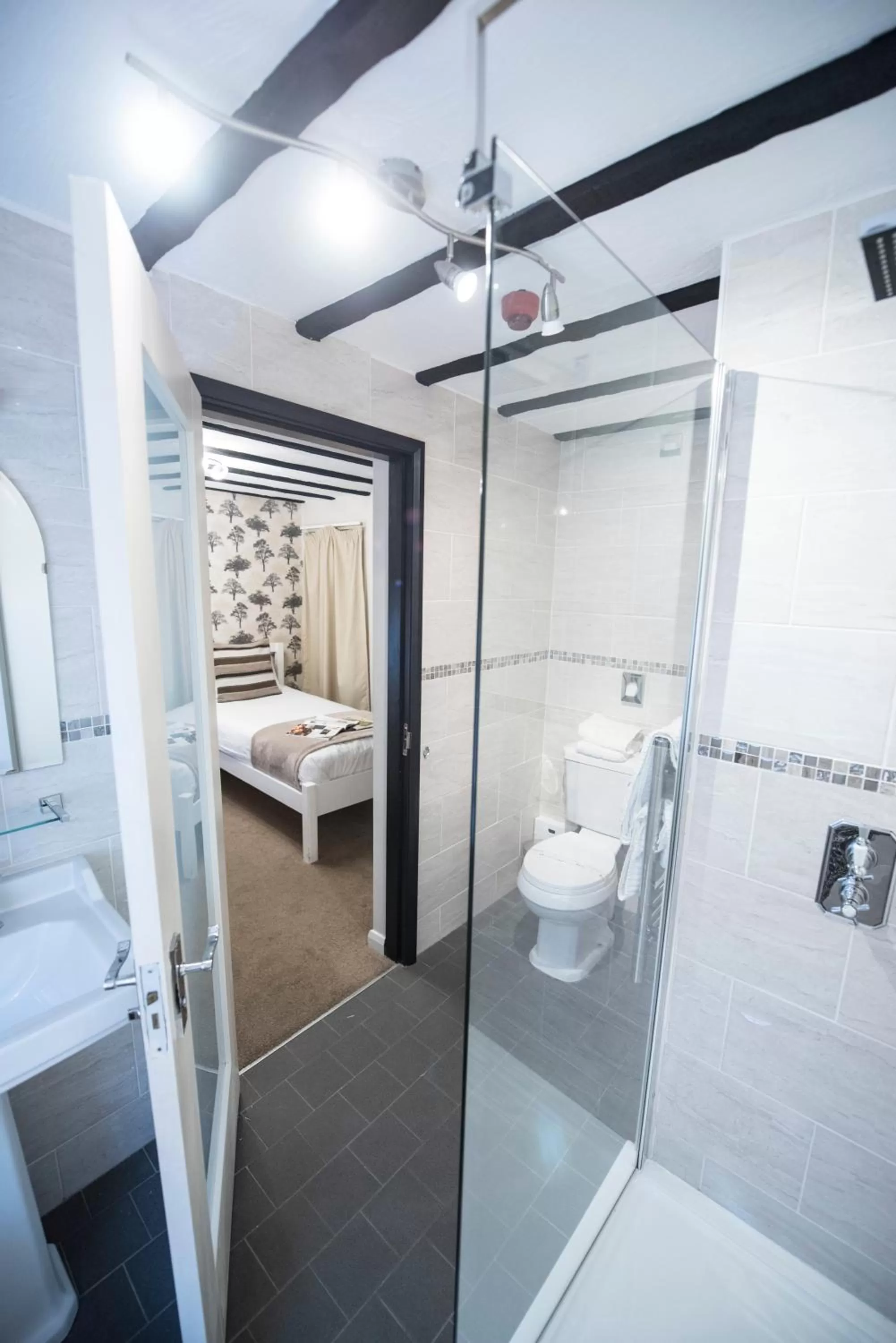 Bathroom, Bed in The Pied Bull