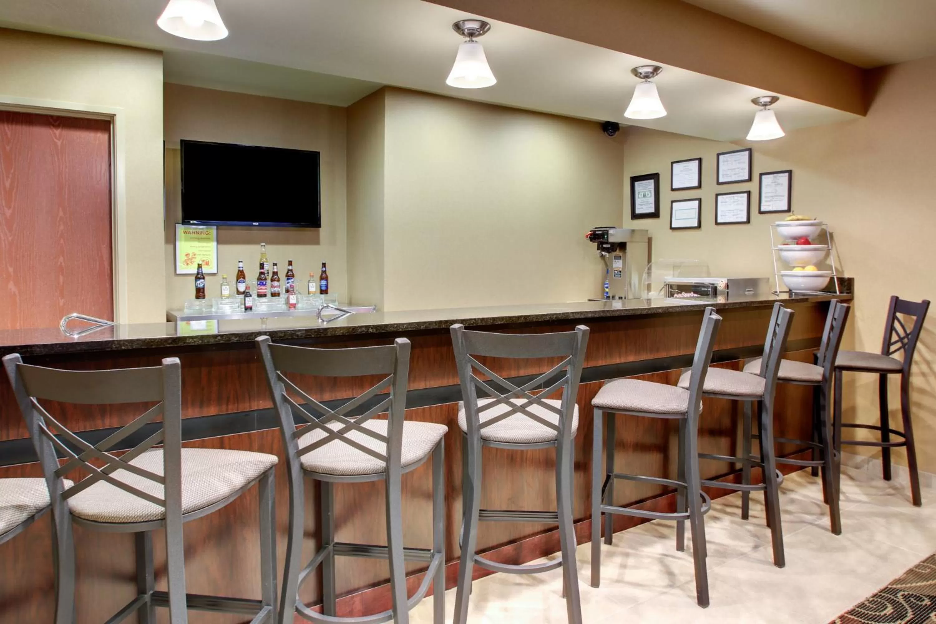 Lounge or bar in Cobblestone Inn & Suites - Schuyler