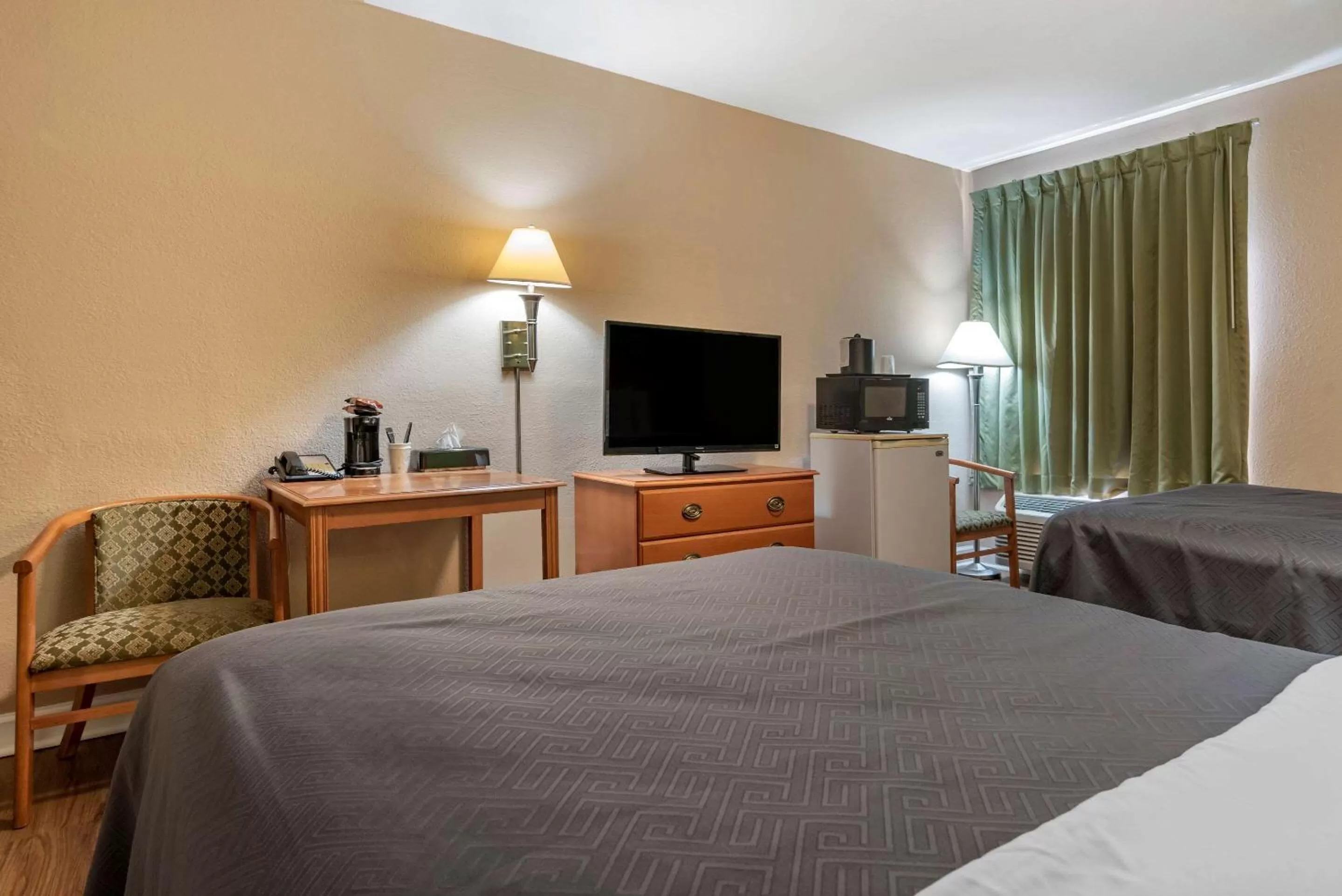 Photo of the whole room, Bed in Econo Lodge Tallahassee Downtown - University