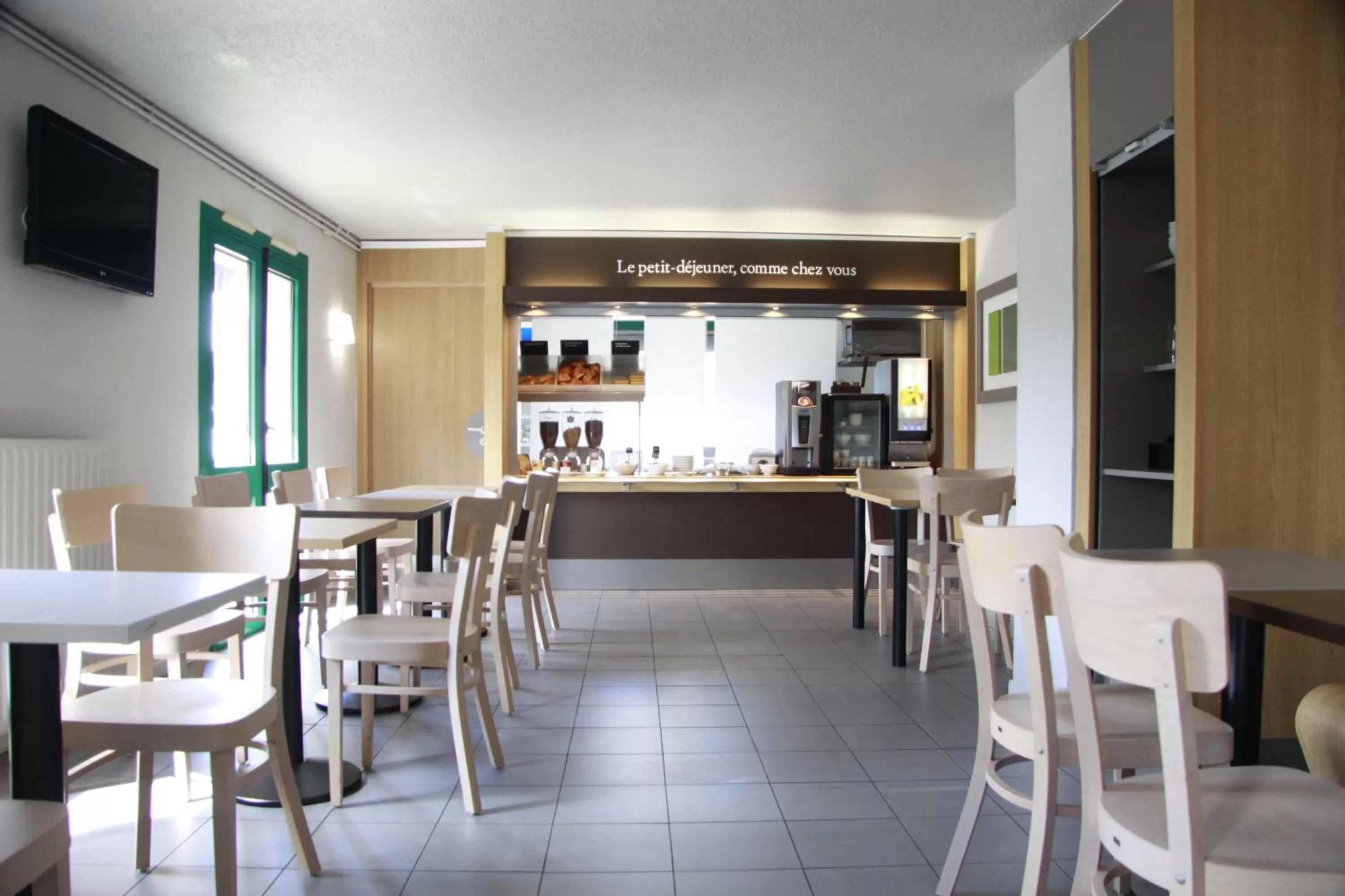 Buffet breakfast in Hotel Inn design Vierzon