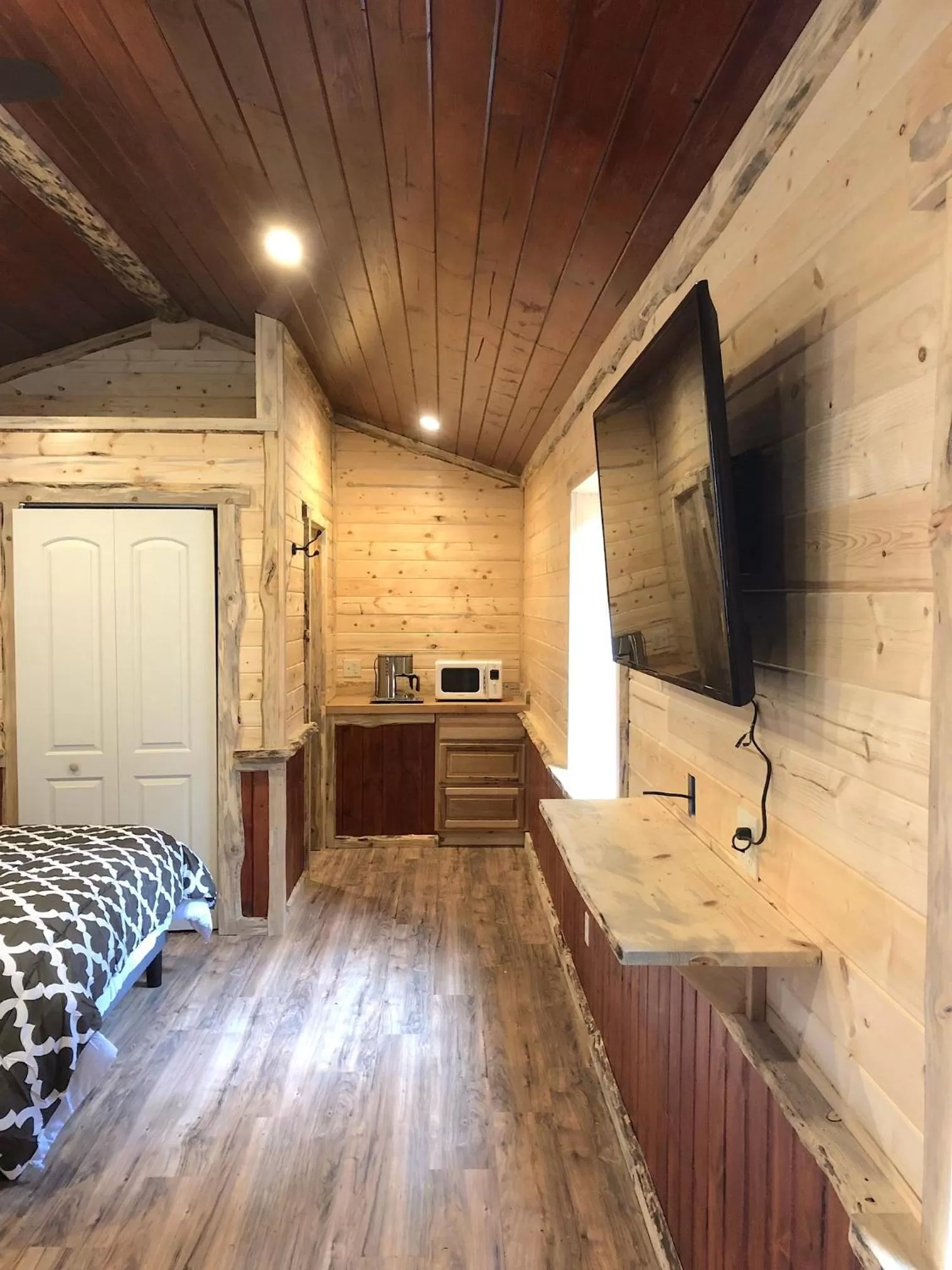 Bed in Gateway Inn & Cabins