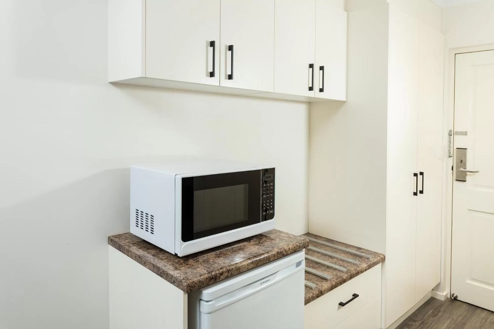 Kitchen or kitchenette in Addison Motor Inn