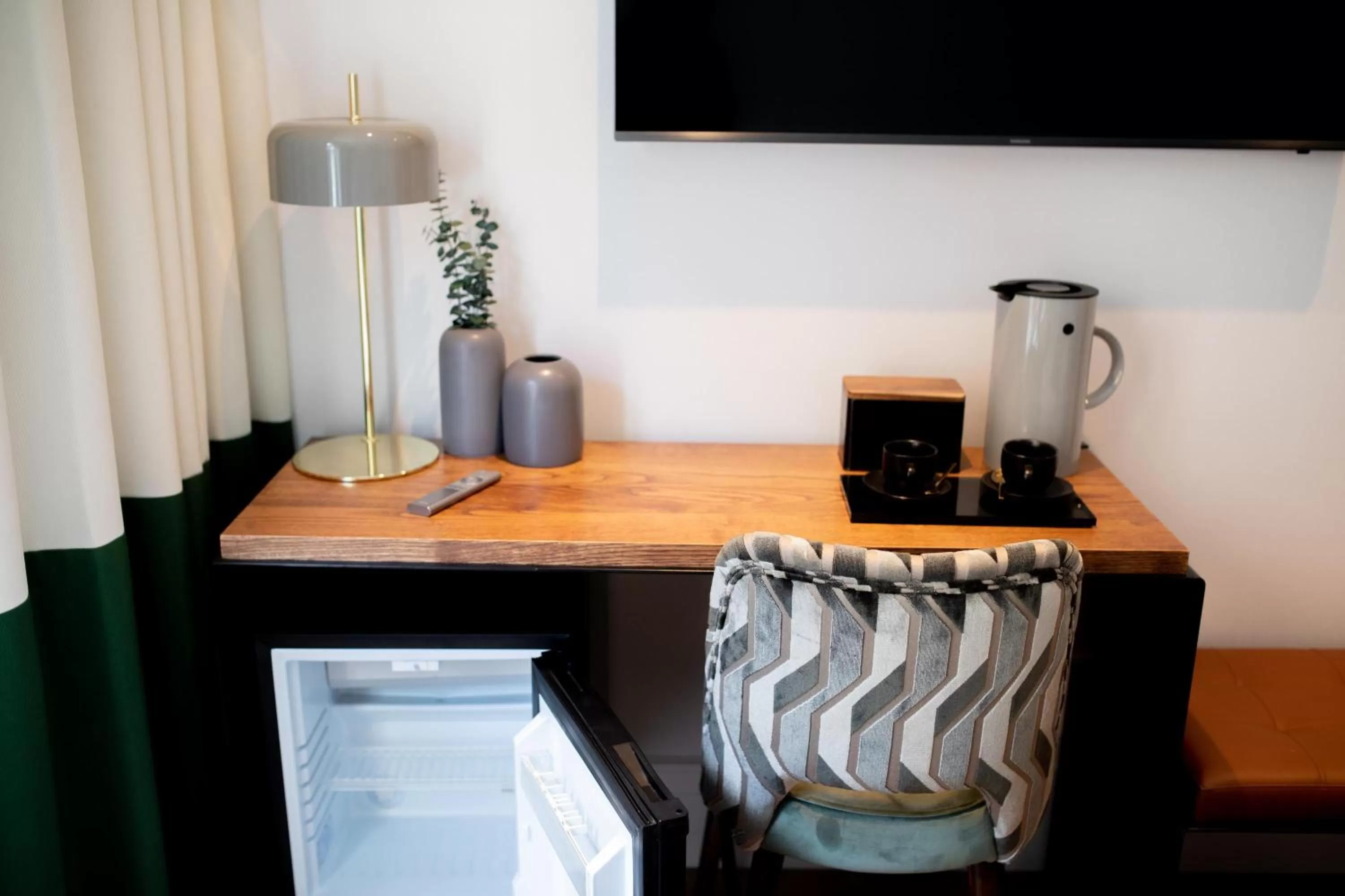 TV and multimedia in Room Mate Cosmo - City Centre, Valencia