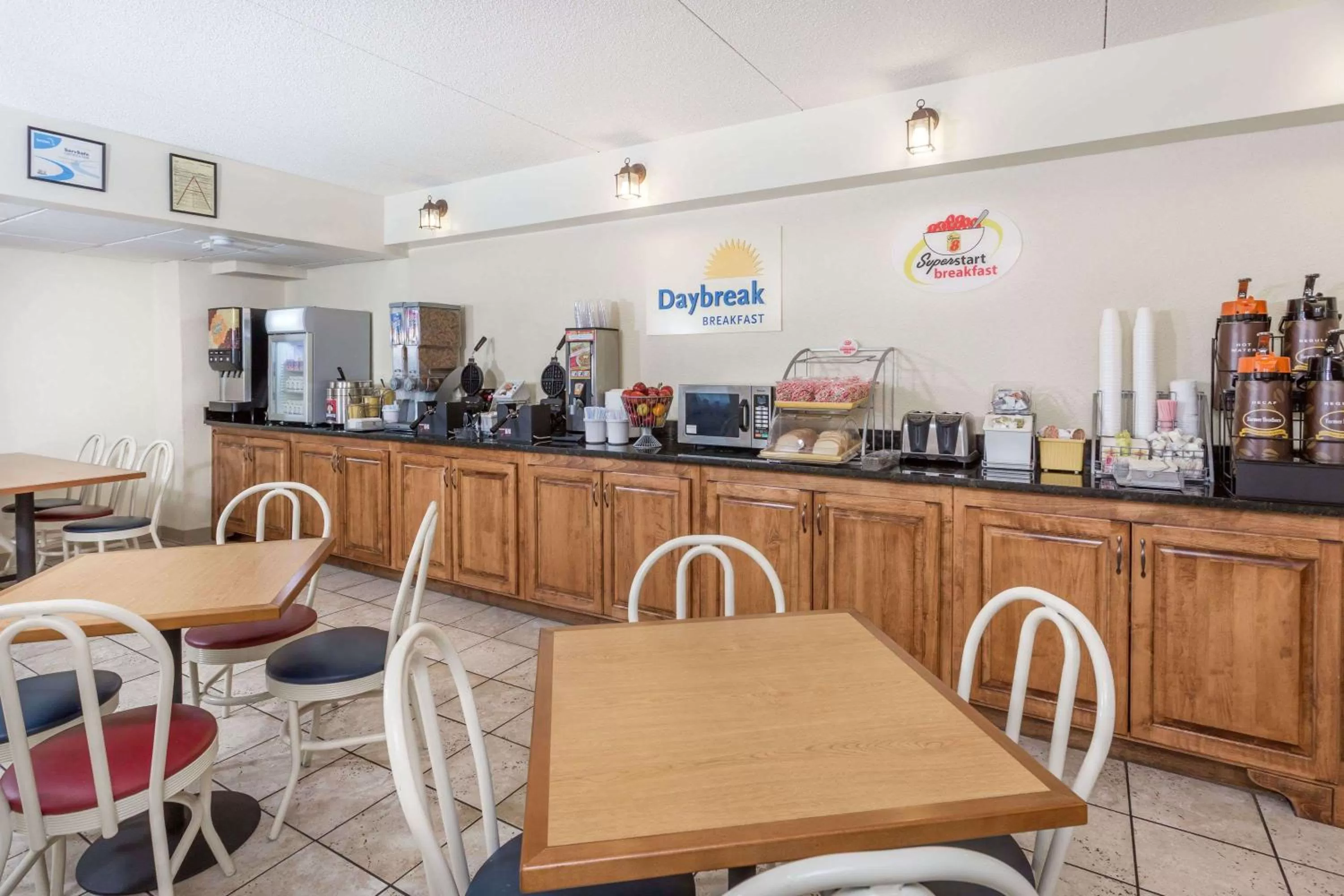 Restaurant/places to eat in Super 8 by Wyndham Valdosta Mall