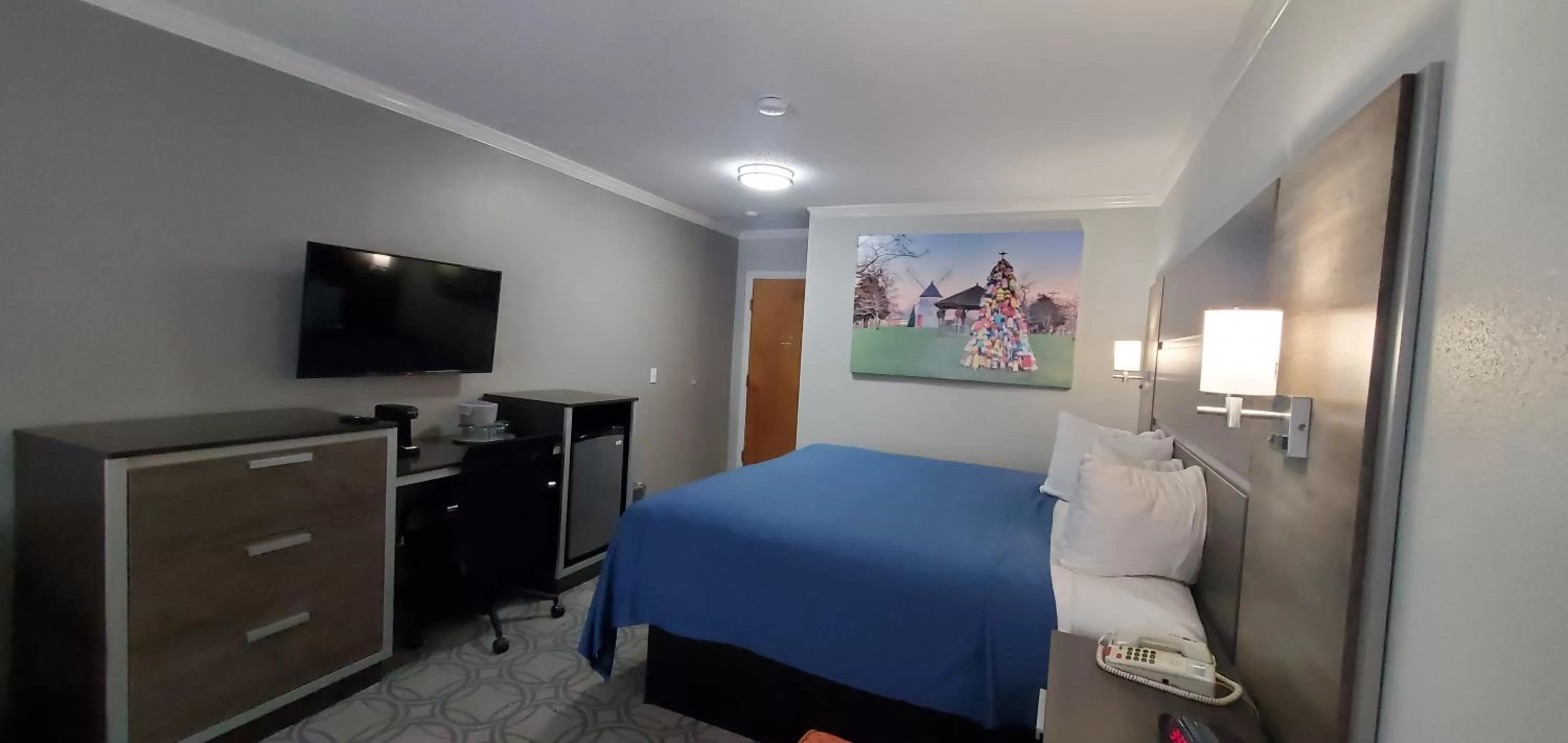 Photo of the whole room, Bed in Ambassador Inn and Suites