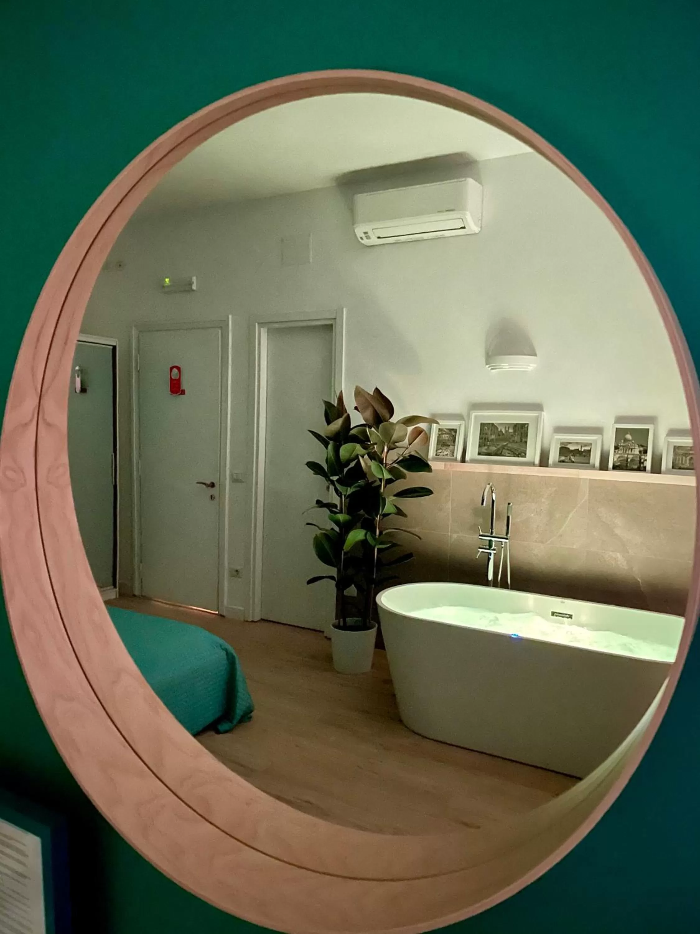 Photo of the whole room in Le Coq Suites