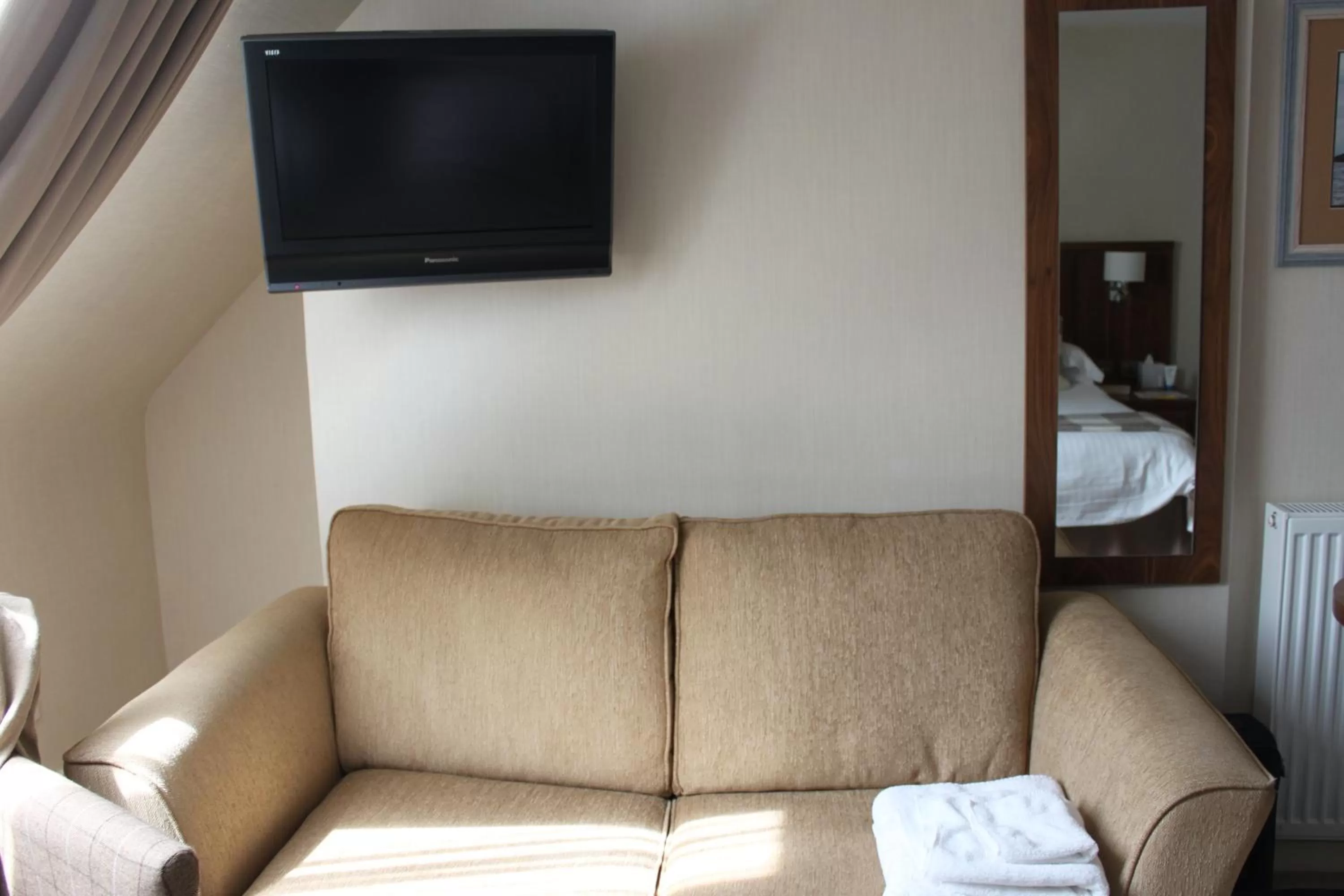 Seating area, Bed in Mackays Hotel