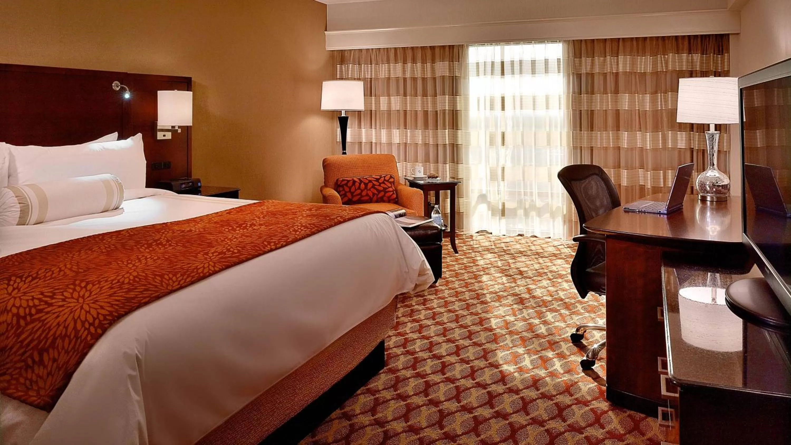 King Room with Adapted Tub - Mobility Accessible in Marriott Louisville East