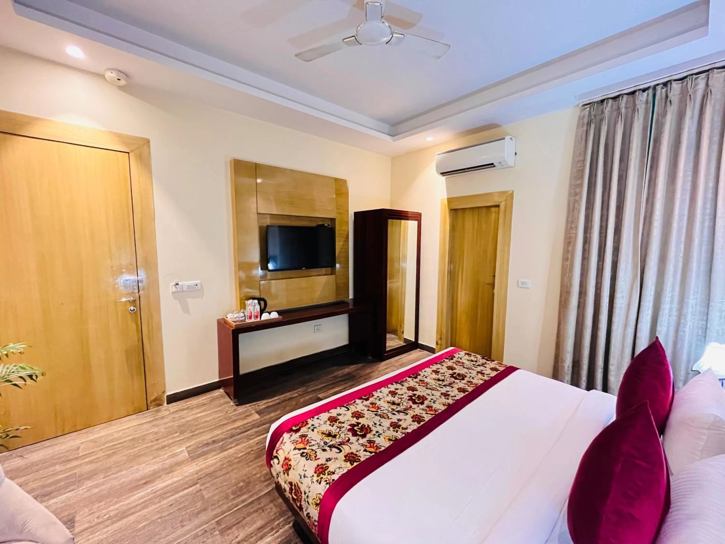 Bed in Hotel Banz near Delhi Airport