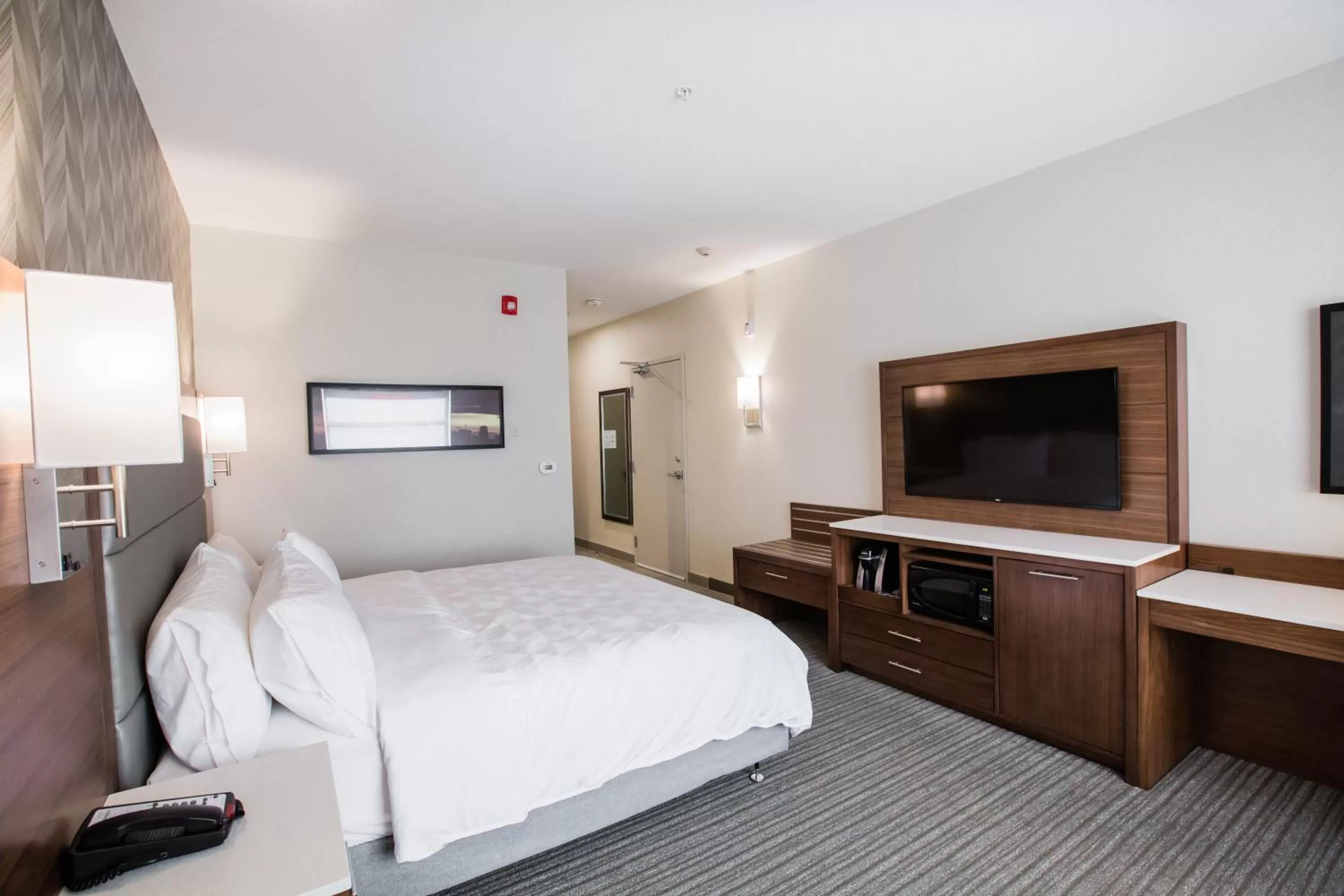 Photo of the whole room, Bed in Holiday Inn Hotel & Suites Calgary South - Conference Ctr by IHG