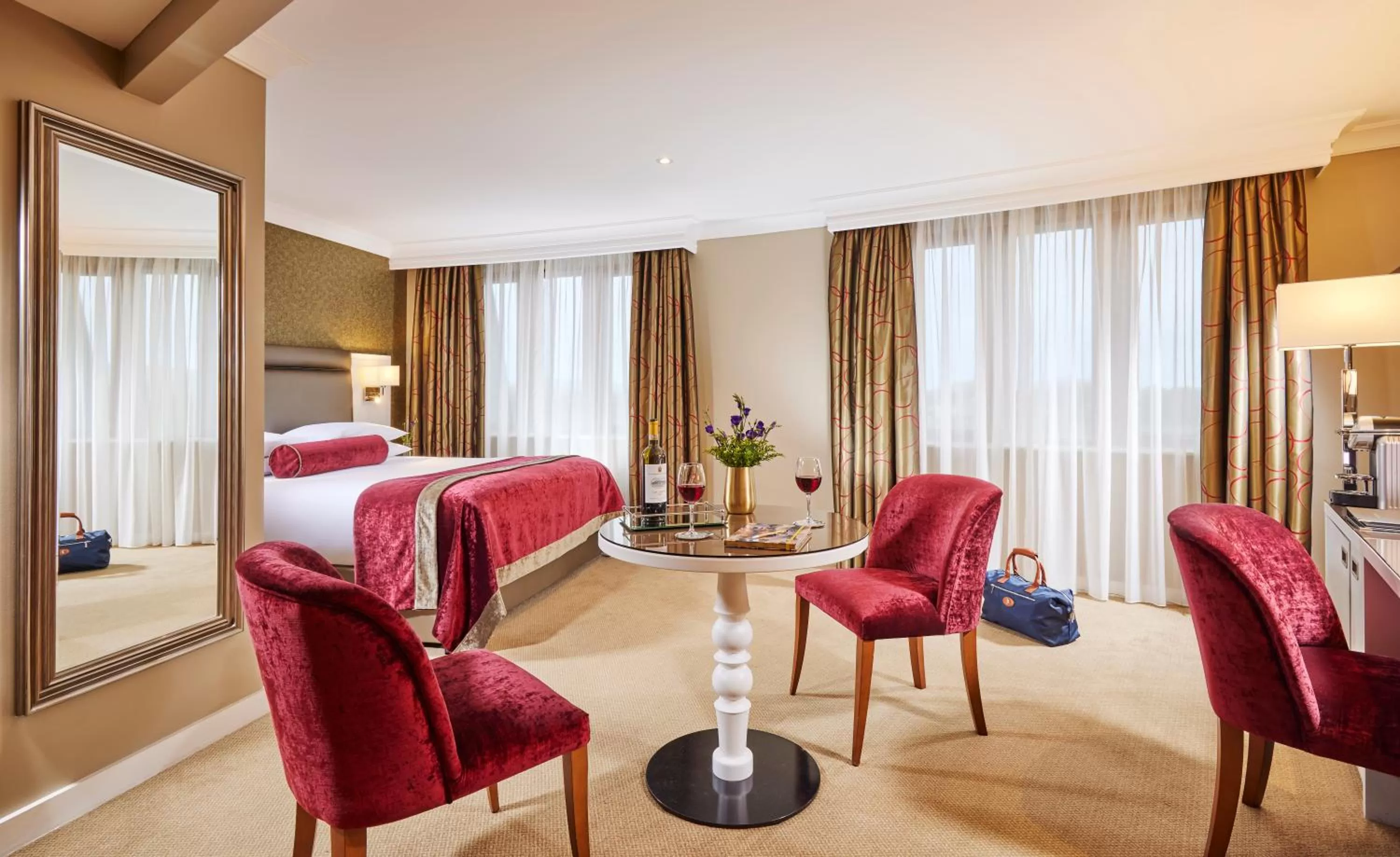 Seating area, Bed in The Rose Hotel