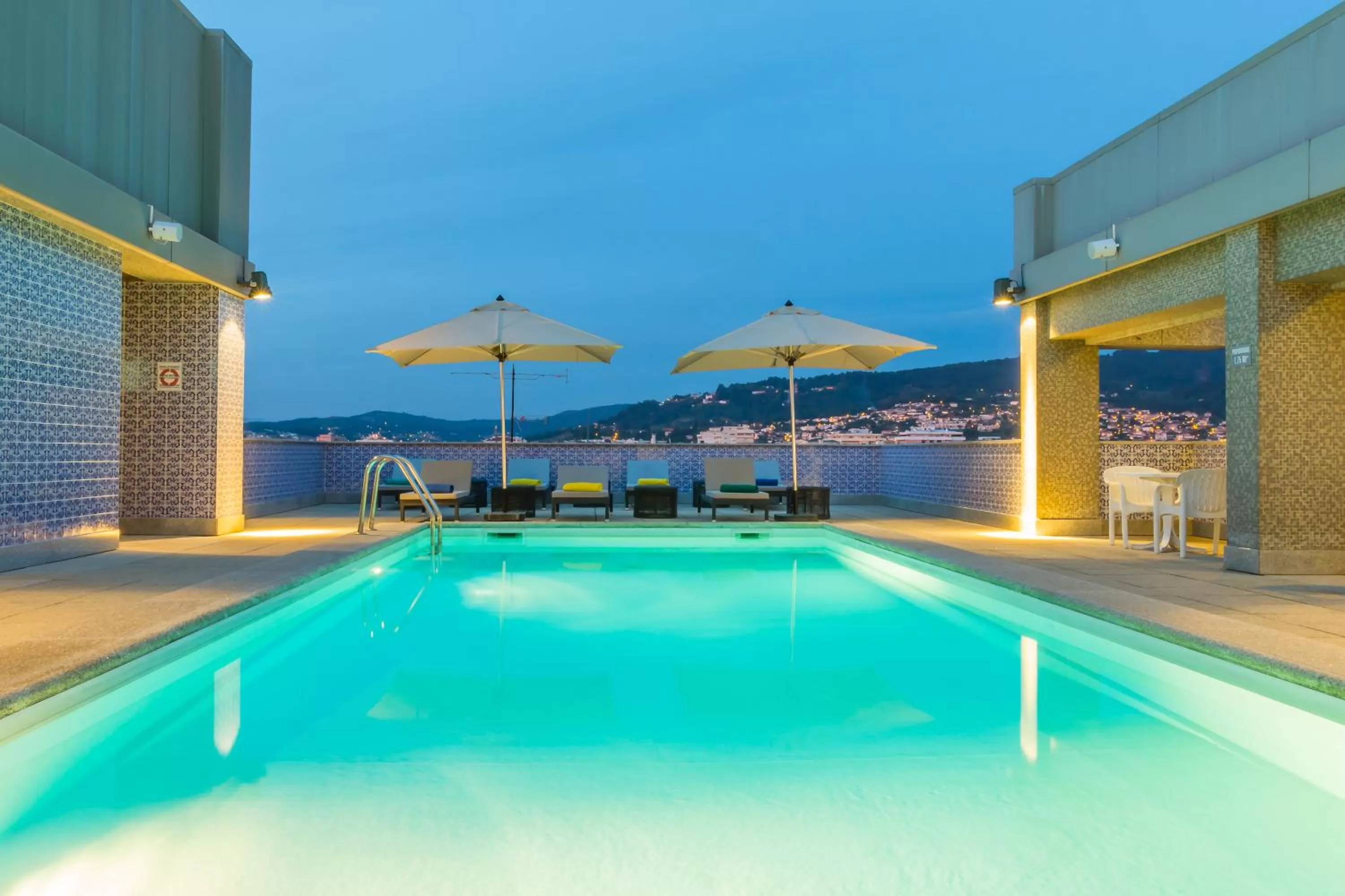 Swimming pool in Hotel Mercure Braga Centro