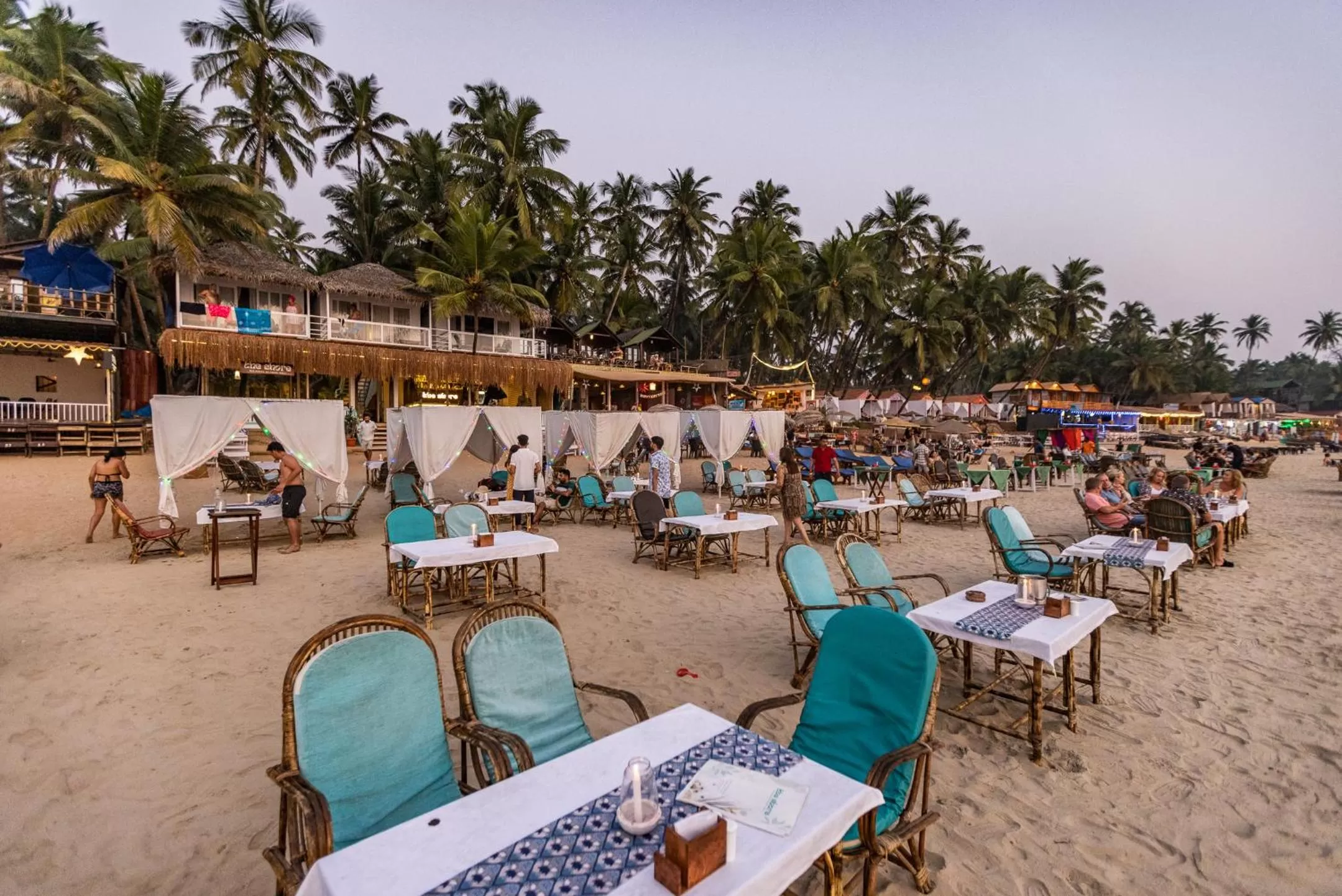 Restaurant/Places to Eat in The Shore beach resort