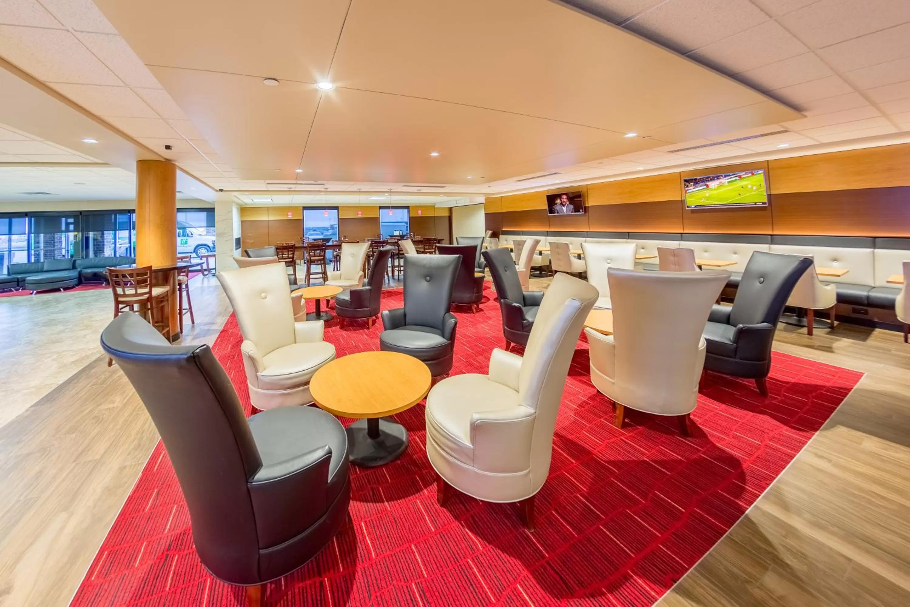 Lounge or bar in Holiday Inn Des Moines-Airport Conf Center by IHG