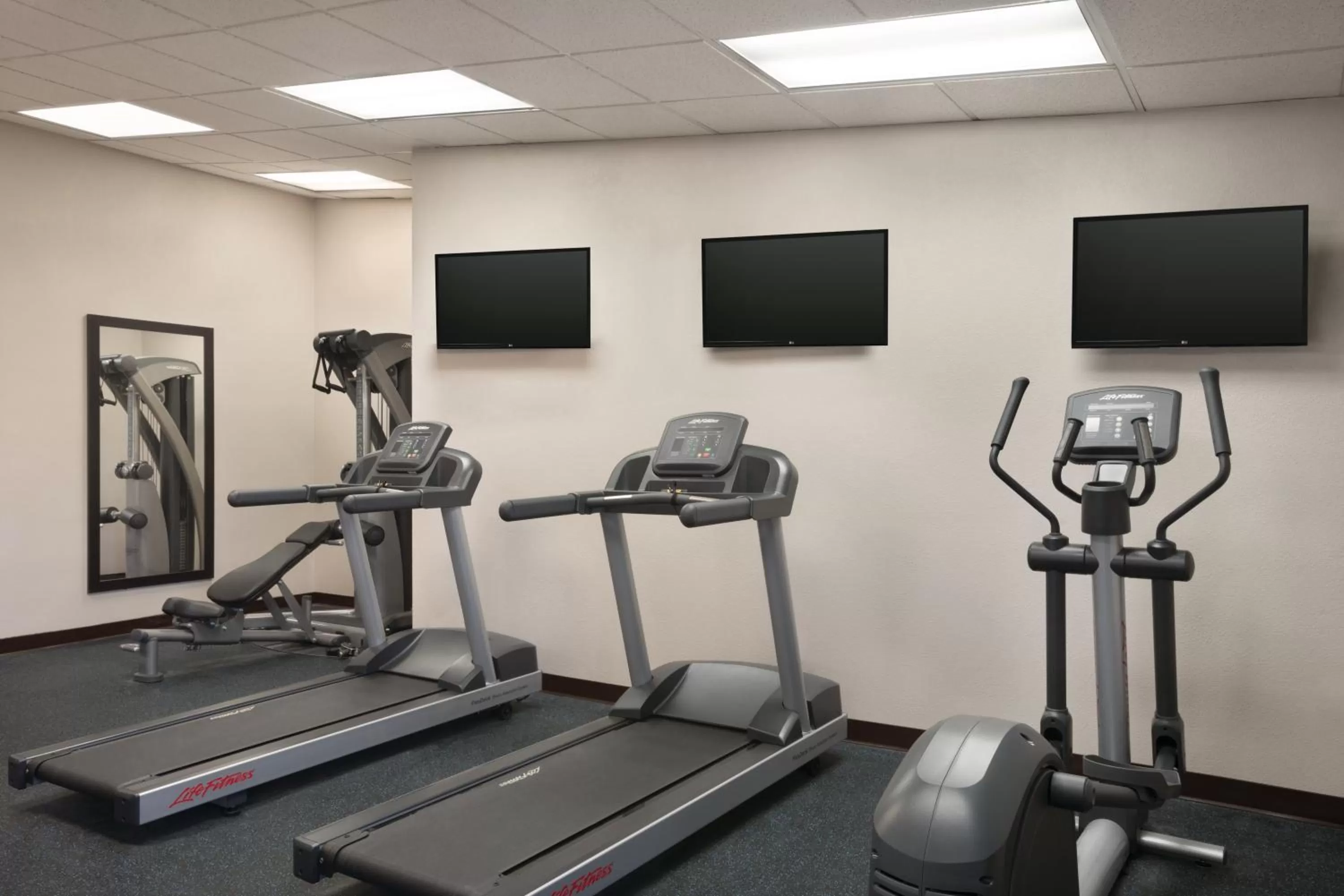 Fitness centre/facilities in Country Inn & Suites by Radisson, Indianapolis East, IN