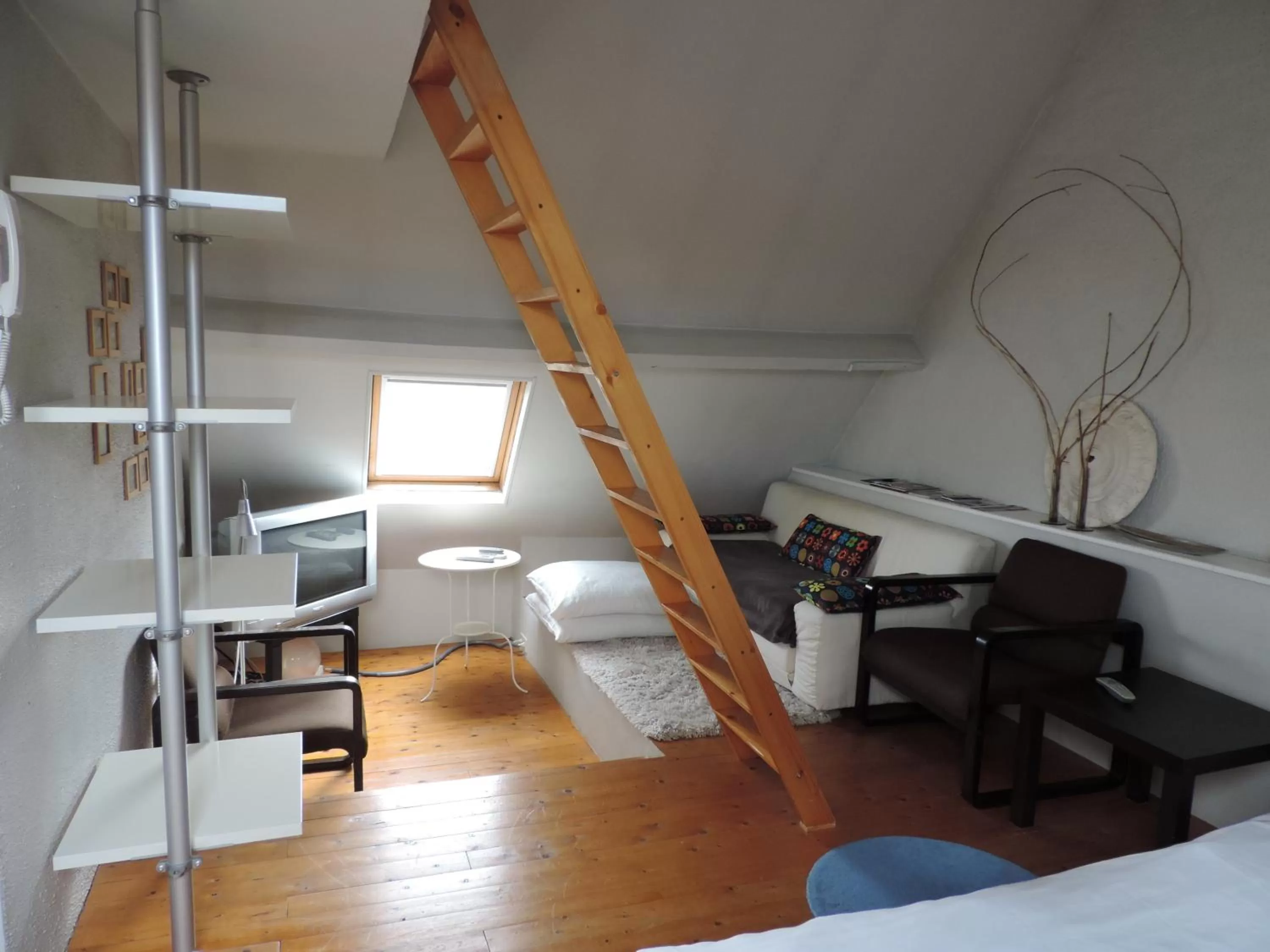 Living room, Bed in B&B Lodging At 8