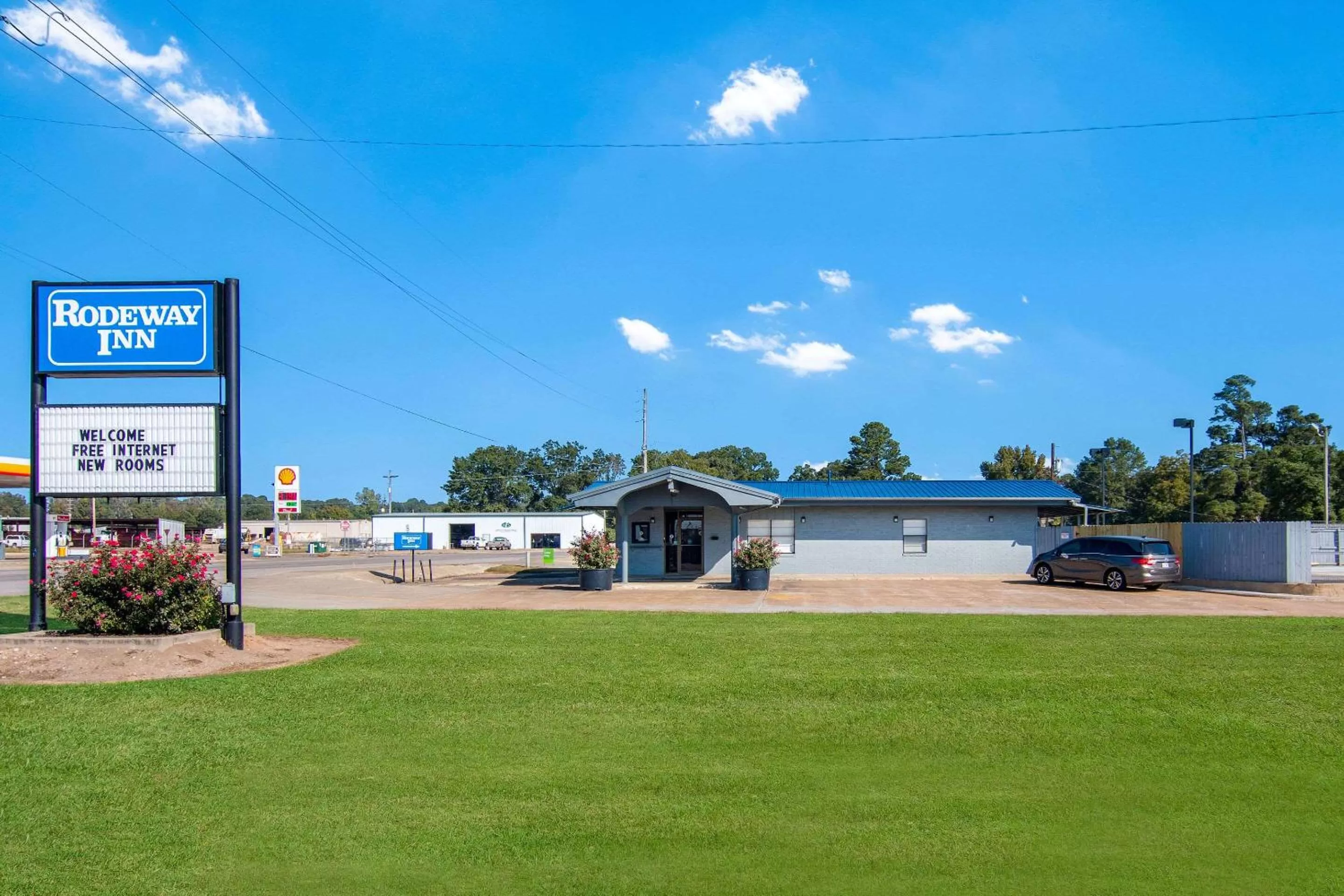 Property building in Rodeway Inn Nashville