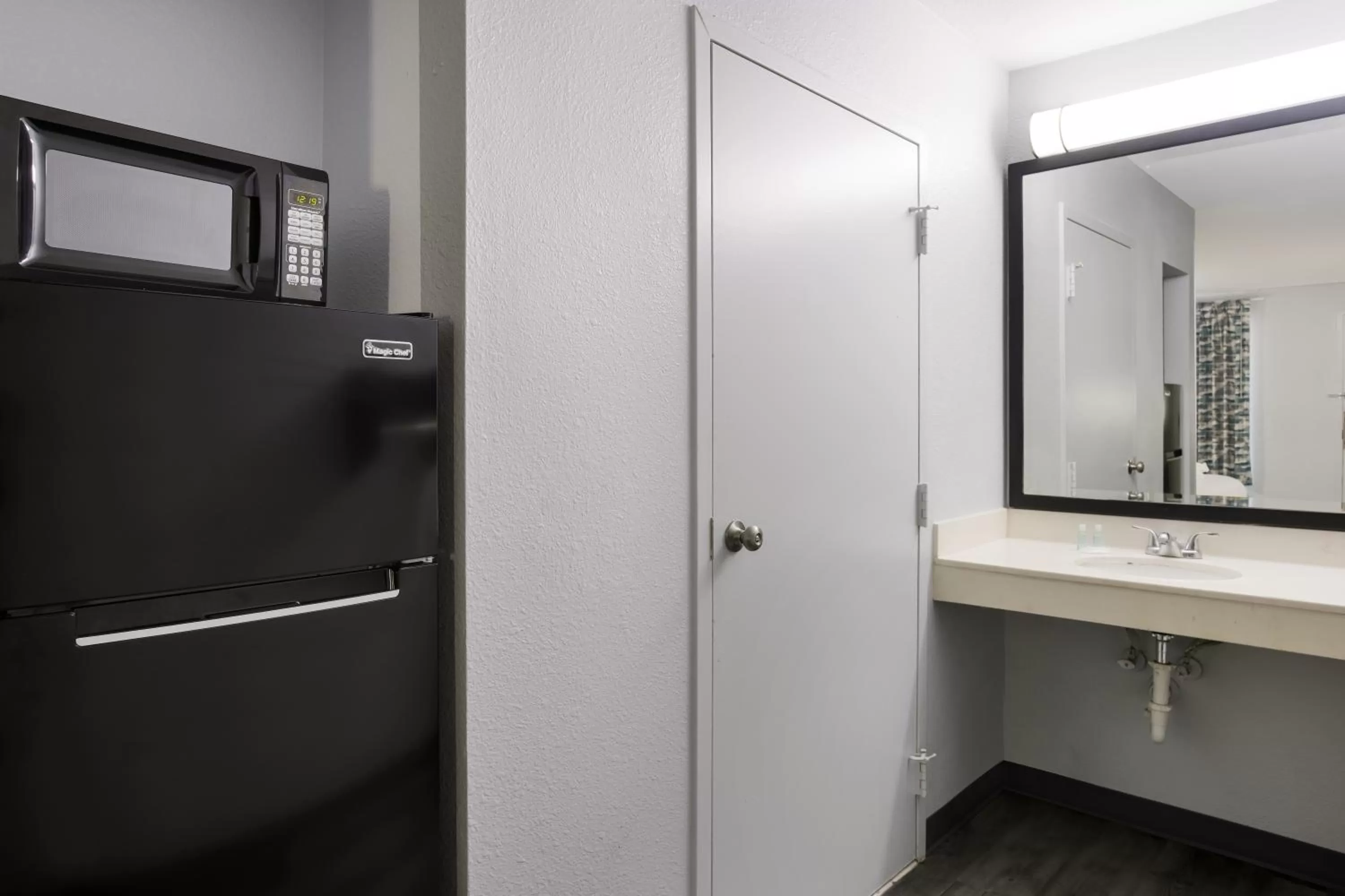 Bathroom in Suburban Studios Hinesville - Fort Stewart Area