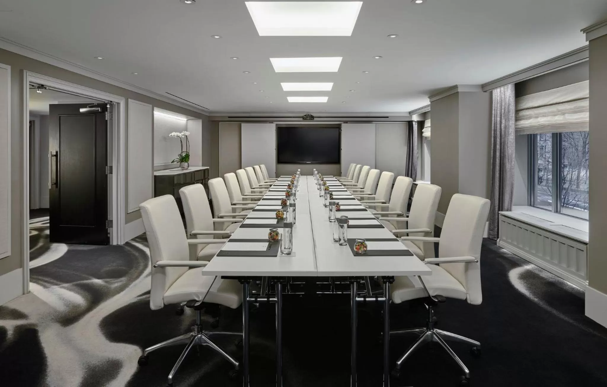 Meeting/conference room in Loews Regency New York Hotel