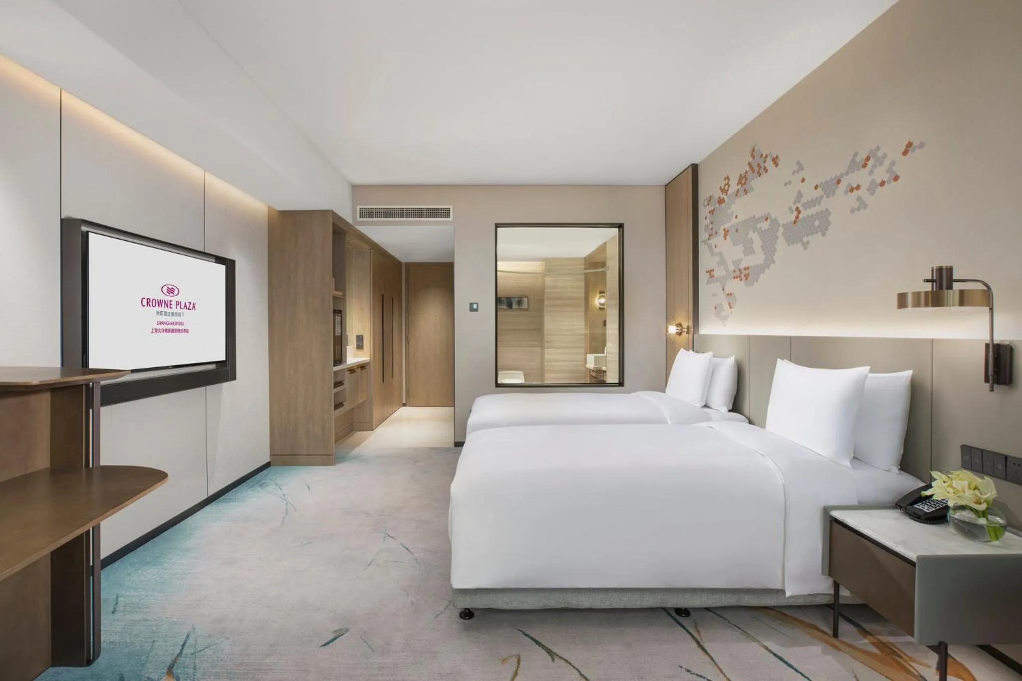 Photo of the whole room, Bed in Crowne Plaza Shanghai Jinxiu by IHG