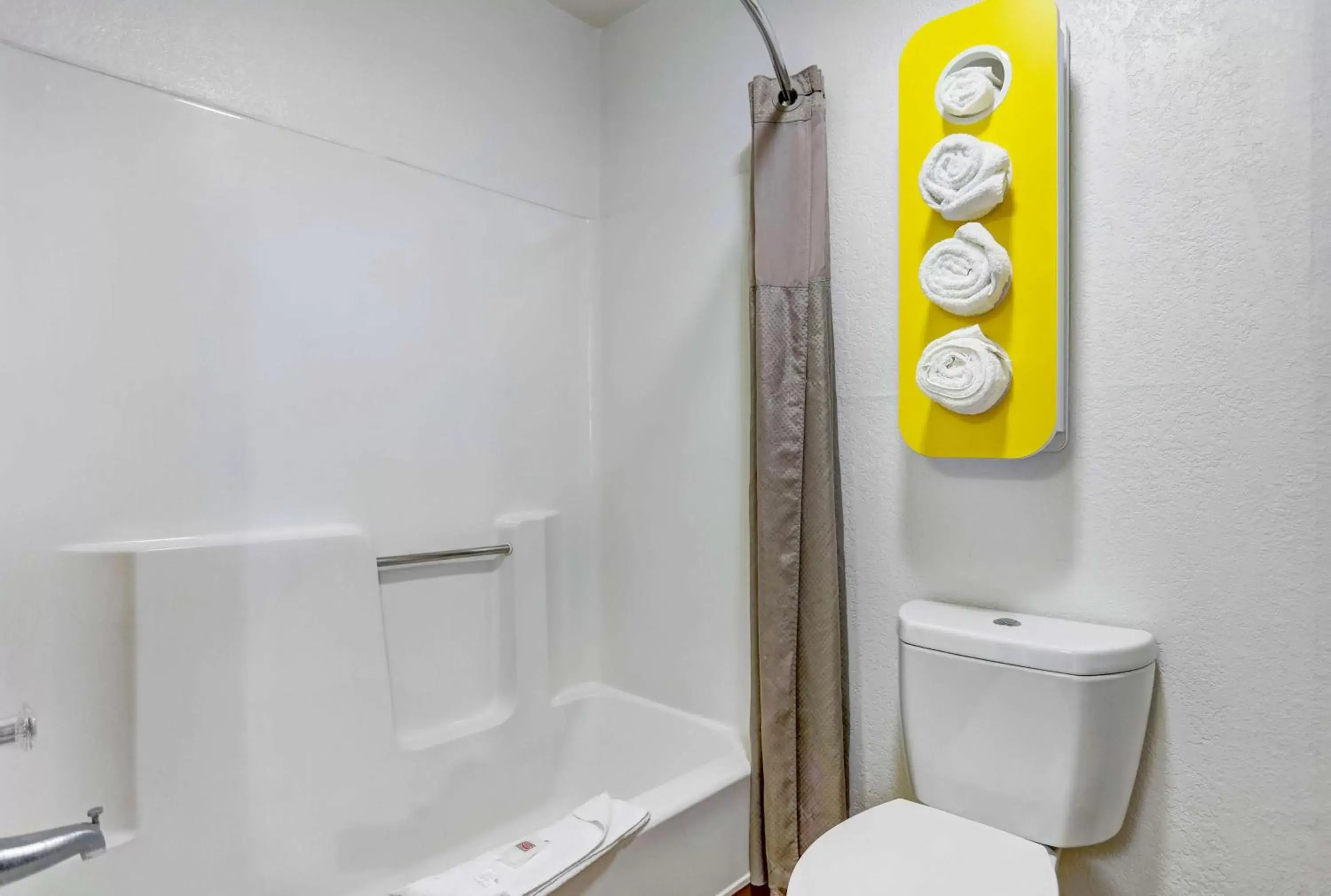 Deluxe Queen Room - Non-Smoking in Motel 6-Moriarty, NM Deluxe Queen Room - Non-Smoking in Motel 6-Moriarty, NM