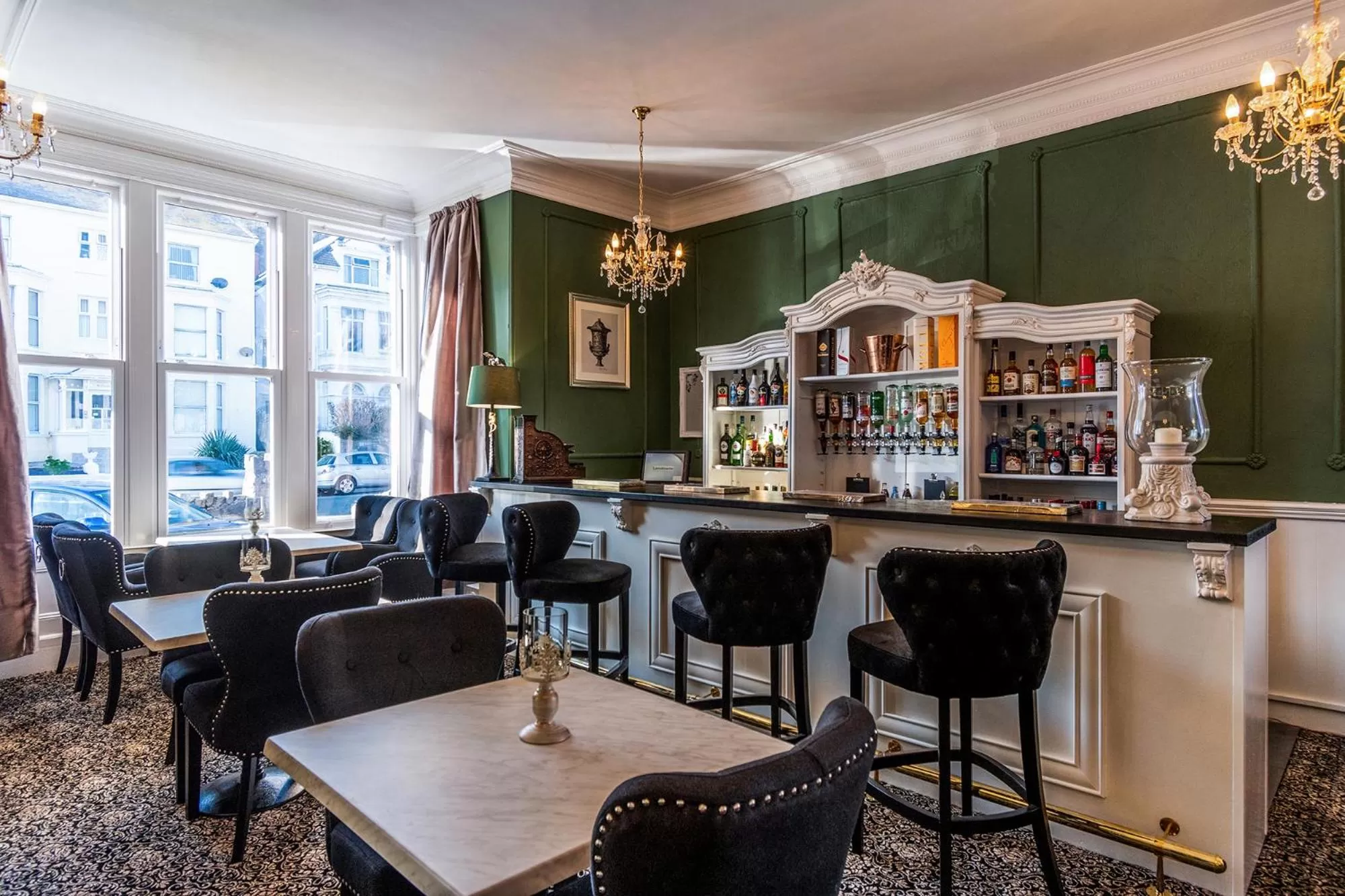 Lounge or bar in Lansdowne House with Private Car Park