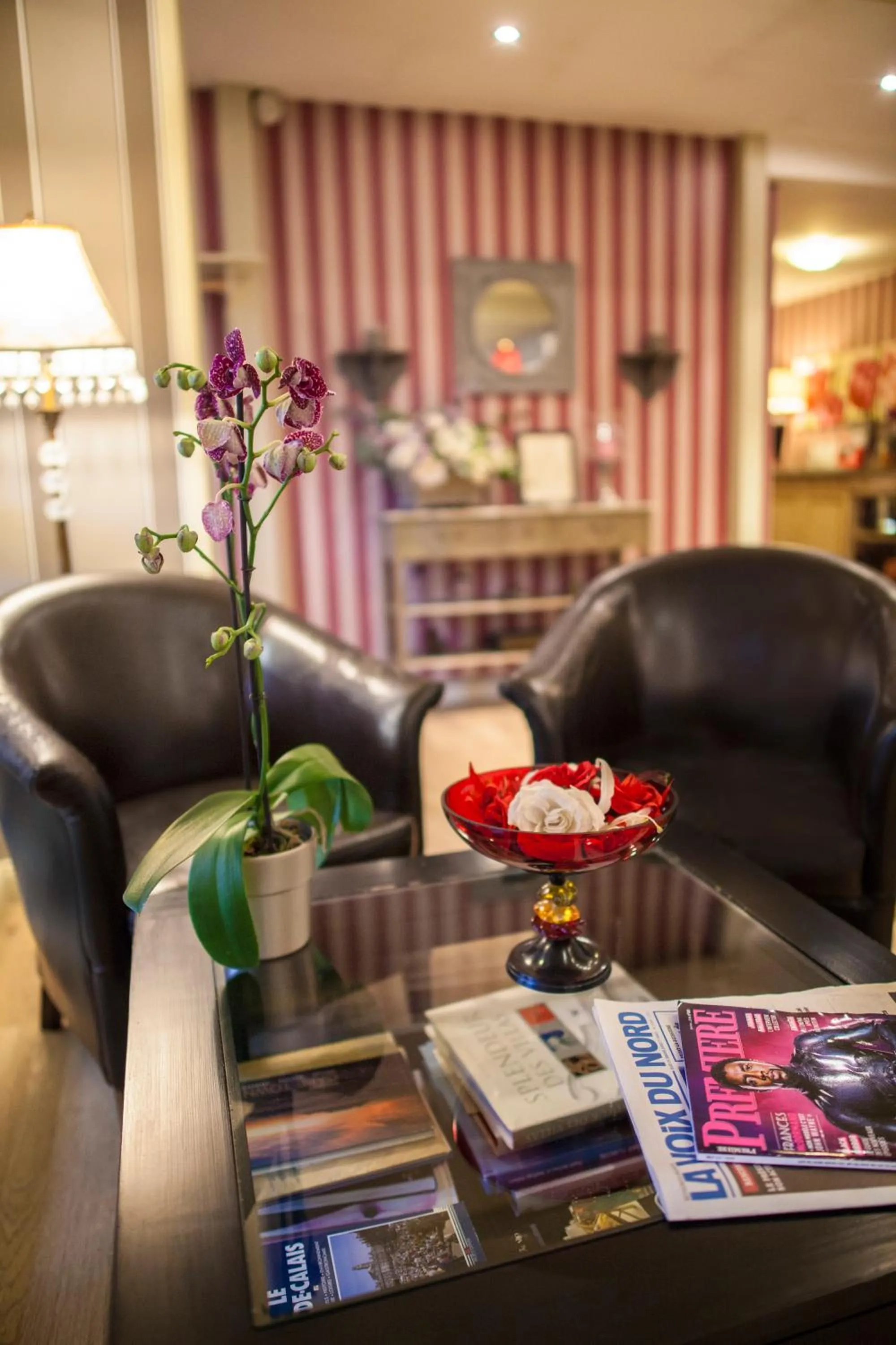 Lobby or reception in The Originals City, Le Cottage Hôtel, Bruay-la-Buissière