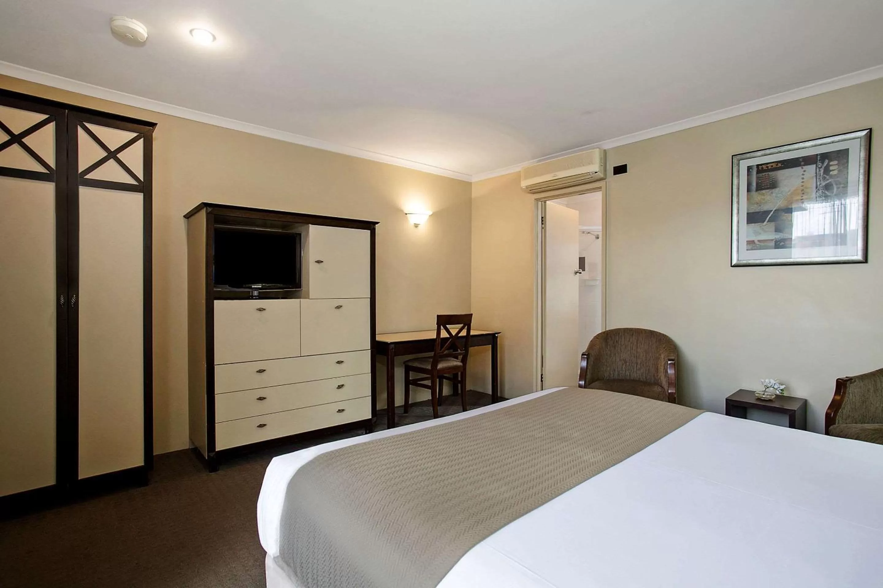 Bedroom, Bed in Comfort Inn On Raglan