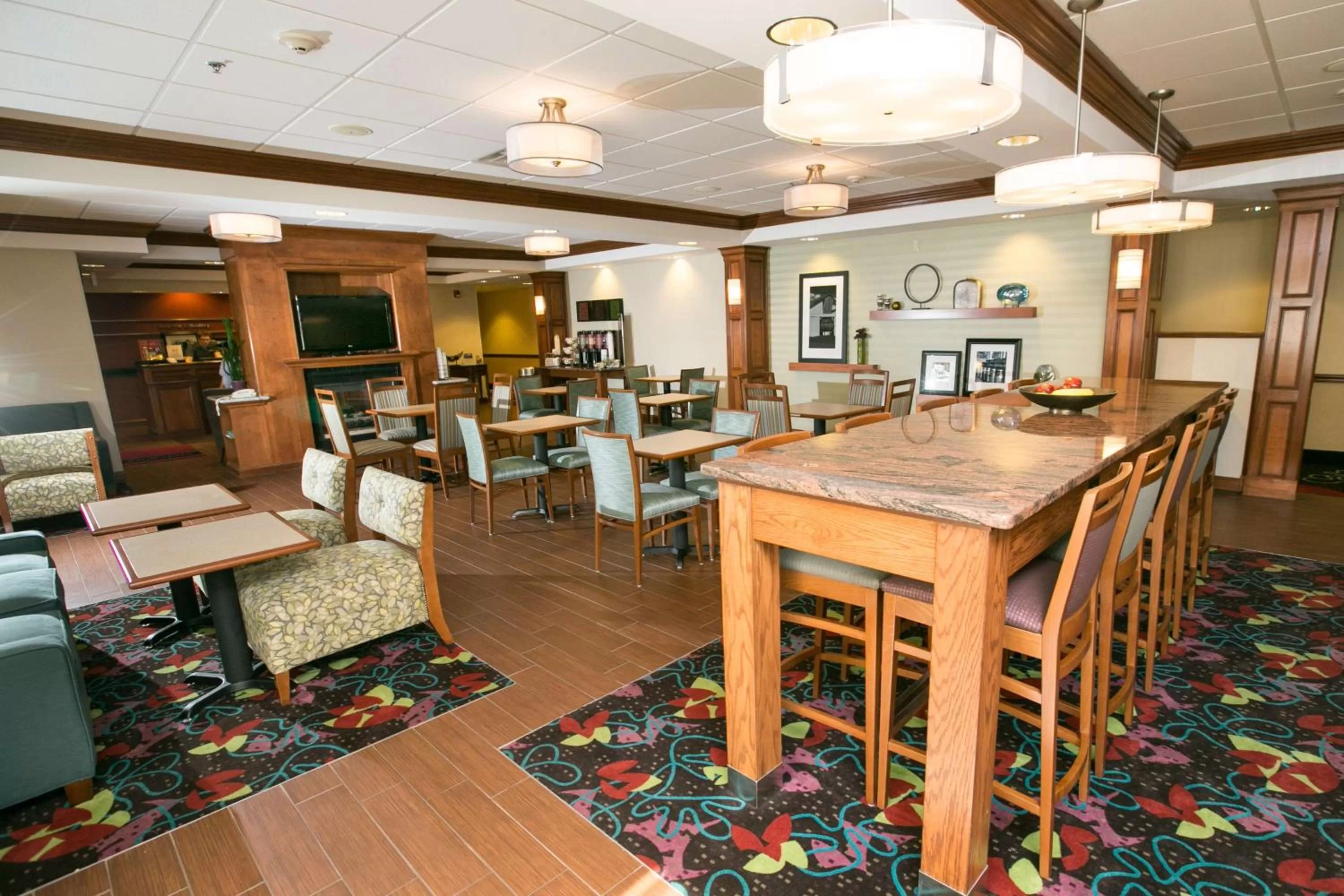 Dining area in Hampton Inn Hadley-Amherst Area