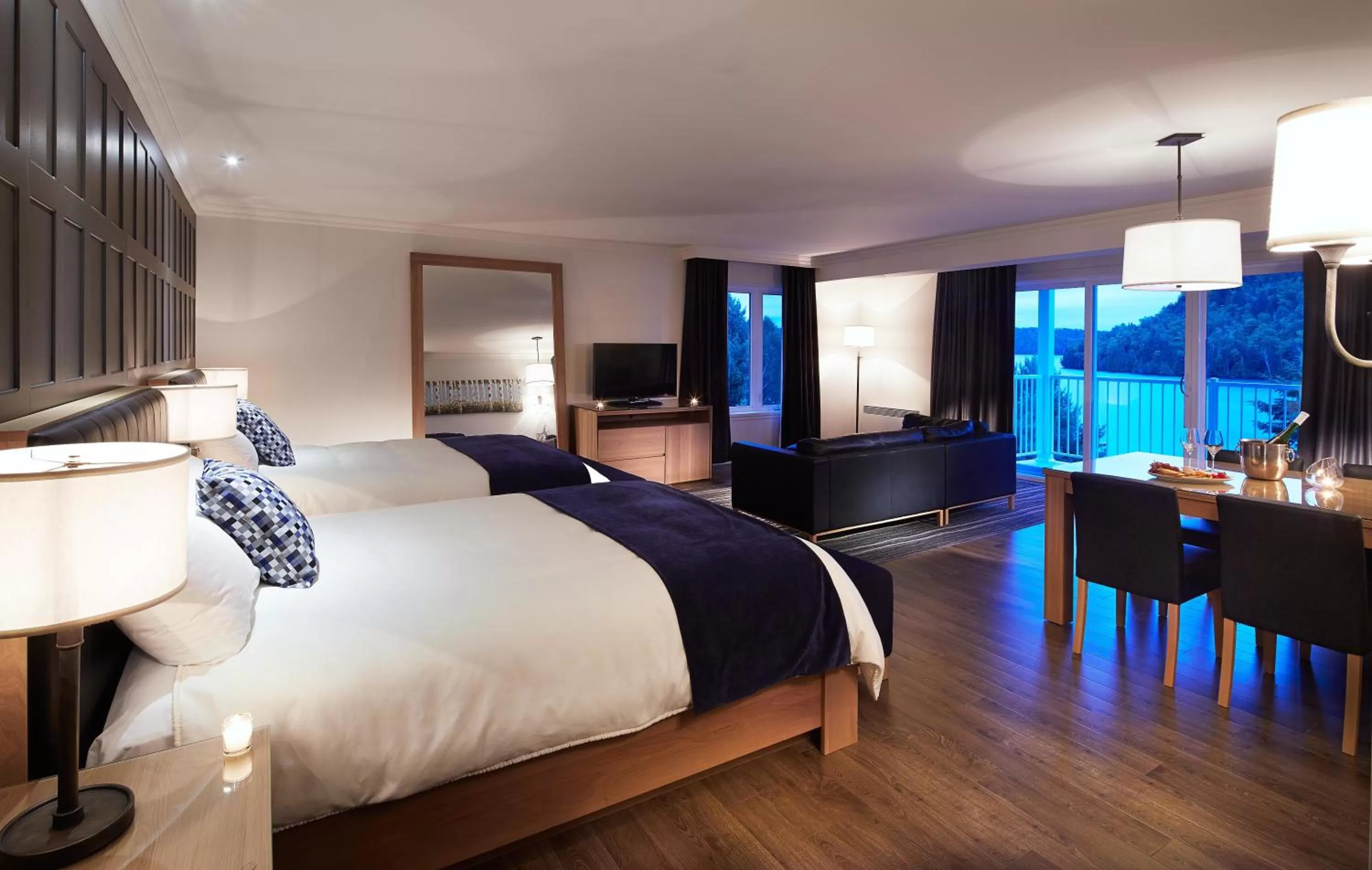 Photo of the whole room, Bed in Auberge du Lac-à-l'Eau-Claire