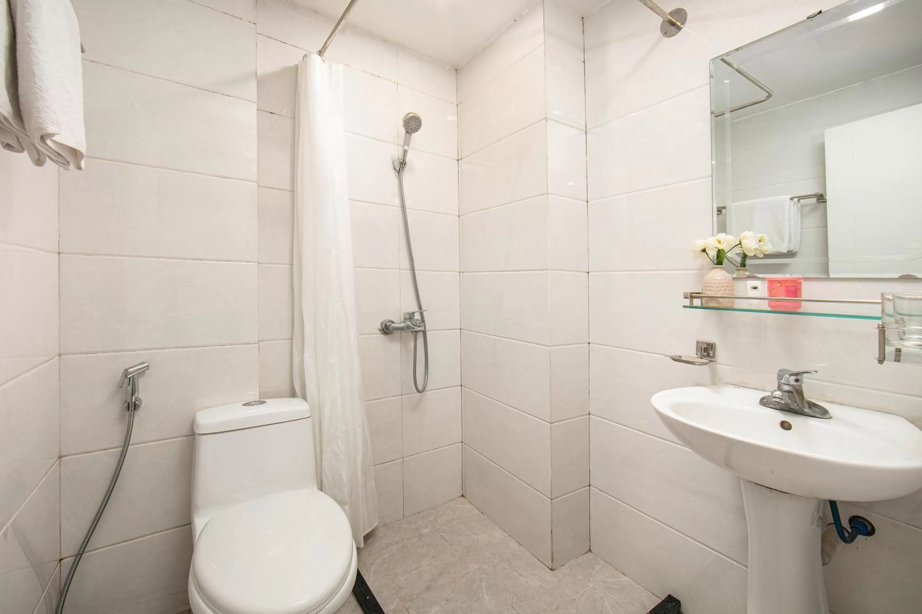 Toilet in Queen Cafe Hotel & Pub