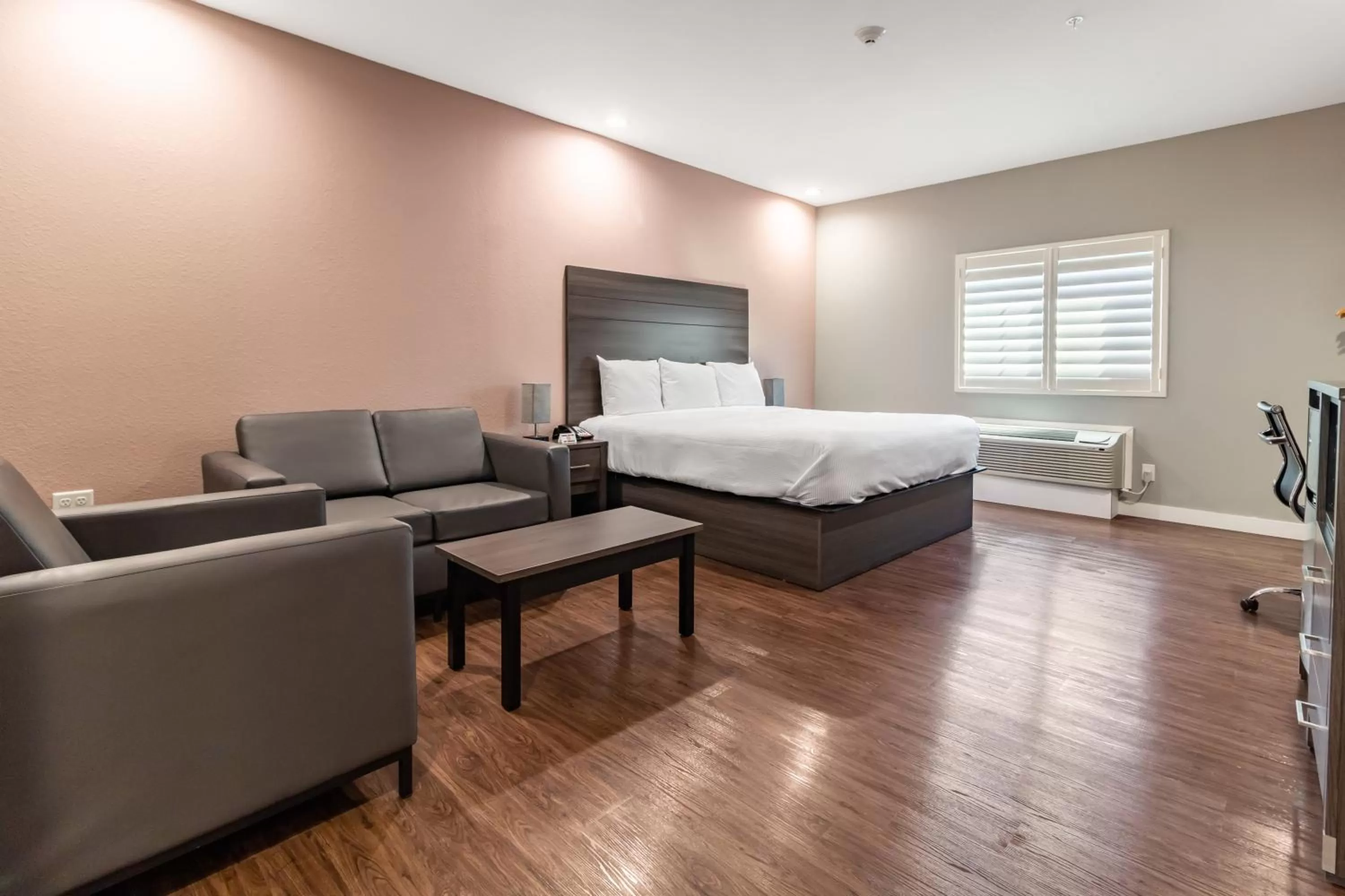 Bed in Scottish Inns & Suites Houston, TX