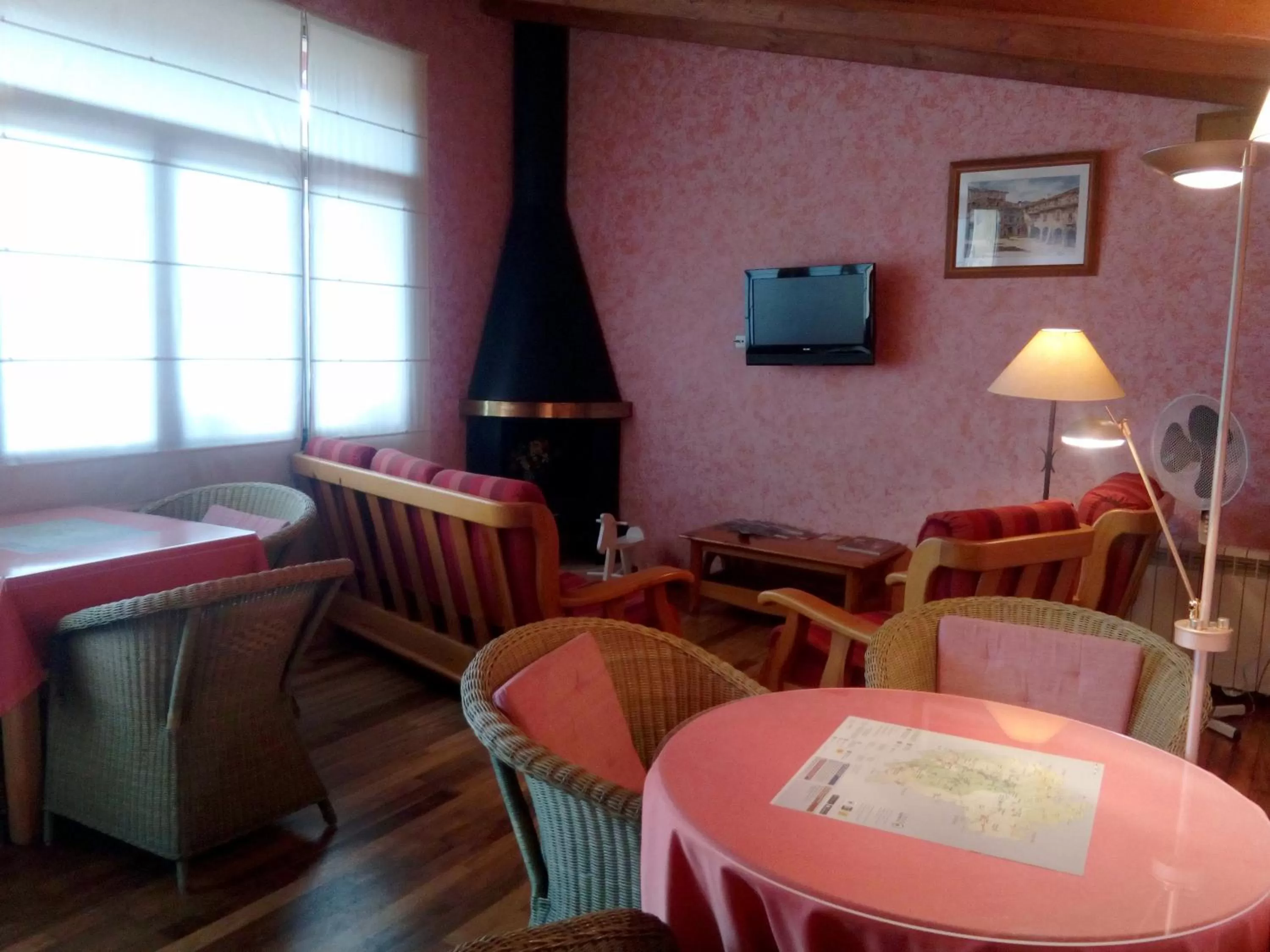 Communal lounge/ TV room, Lounge/Bar in CAN MENCIÓ - Plaça Major