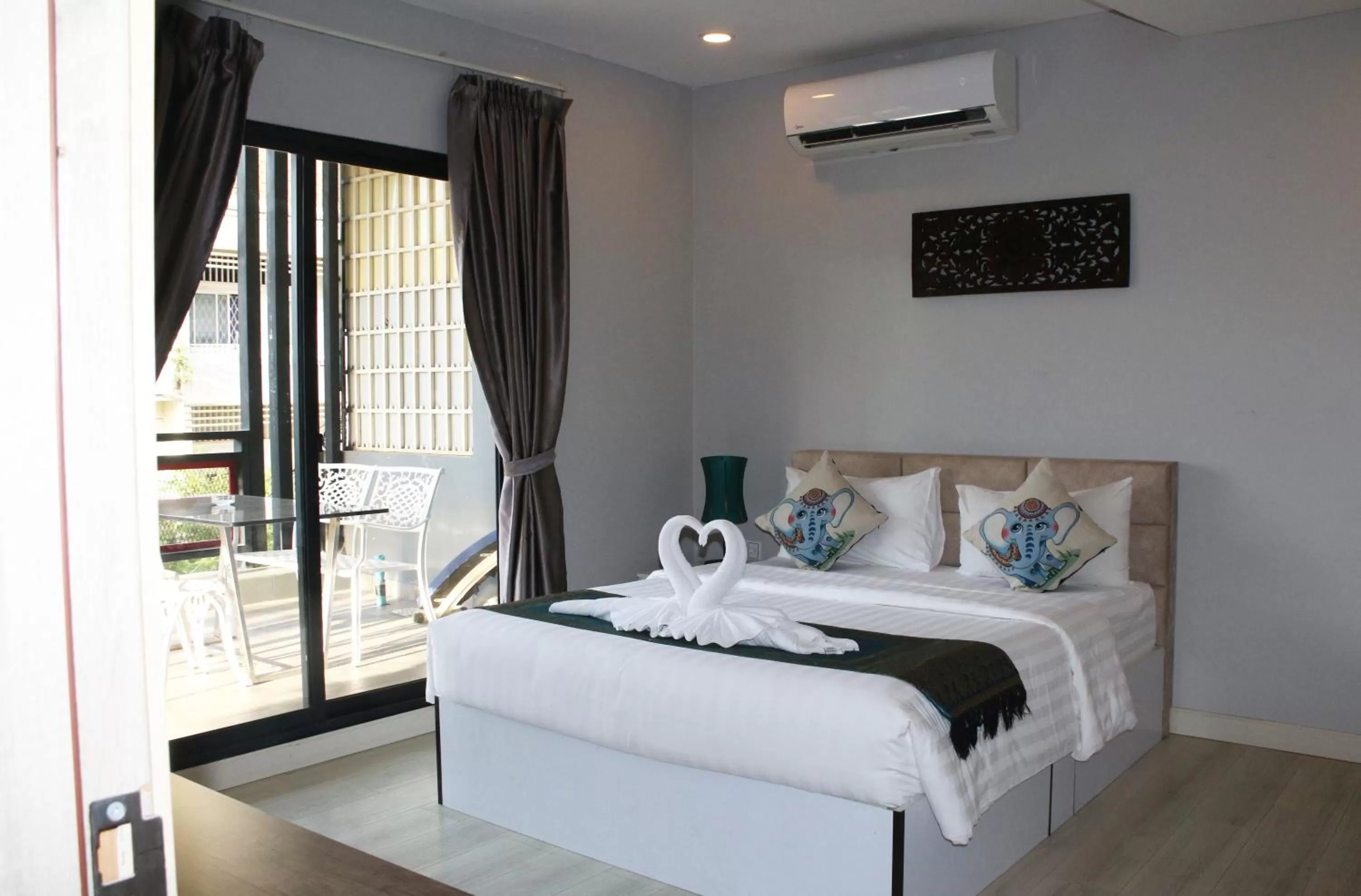 Living room, Bed in Ostro Hotel