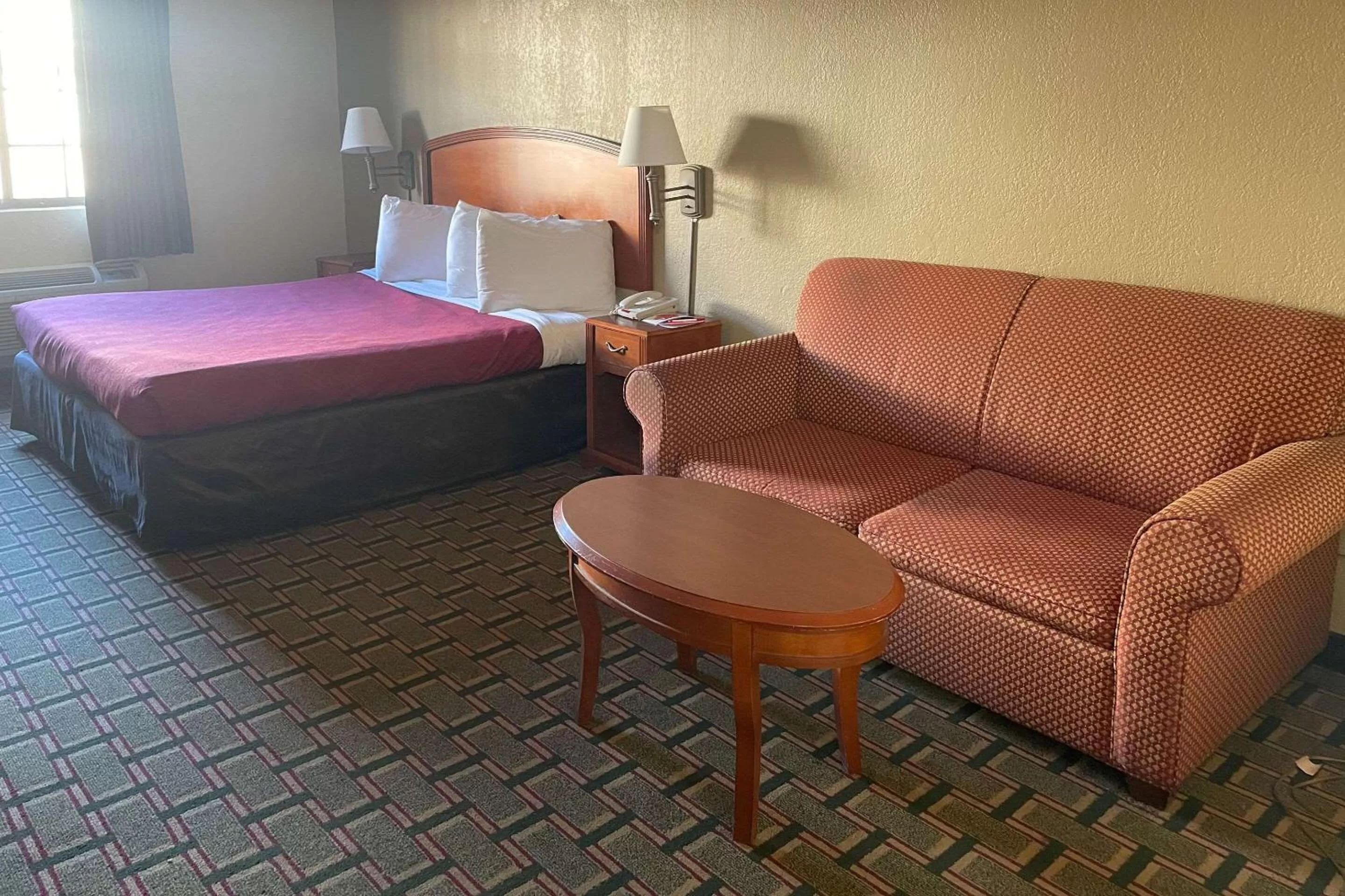 Bedroom, Bed in Econo Lodge