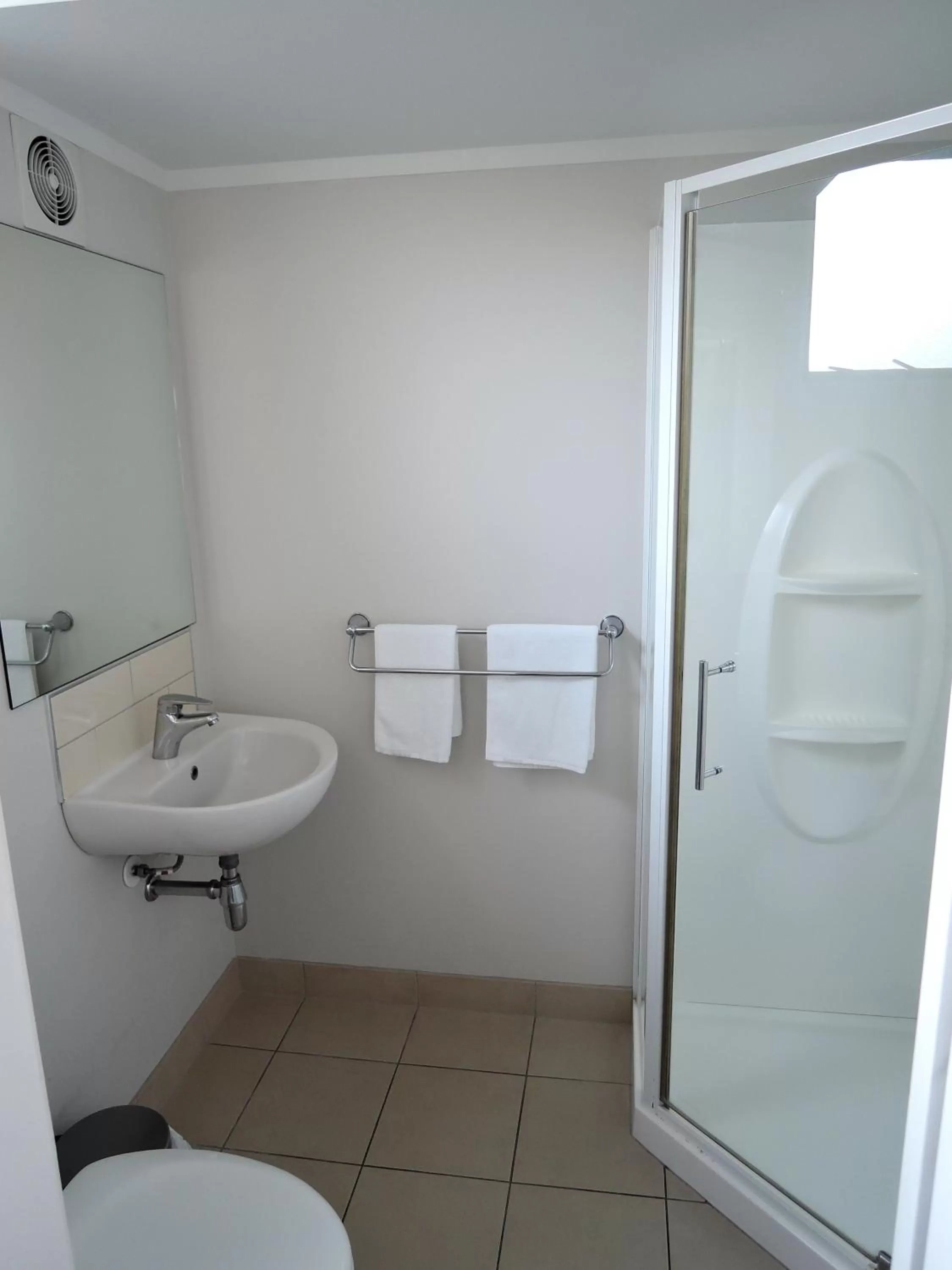 Shower in Anzac Court Motel