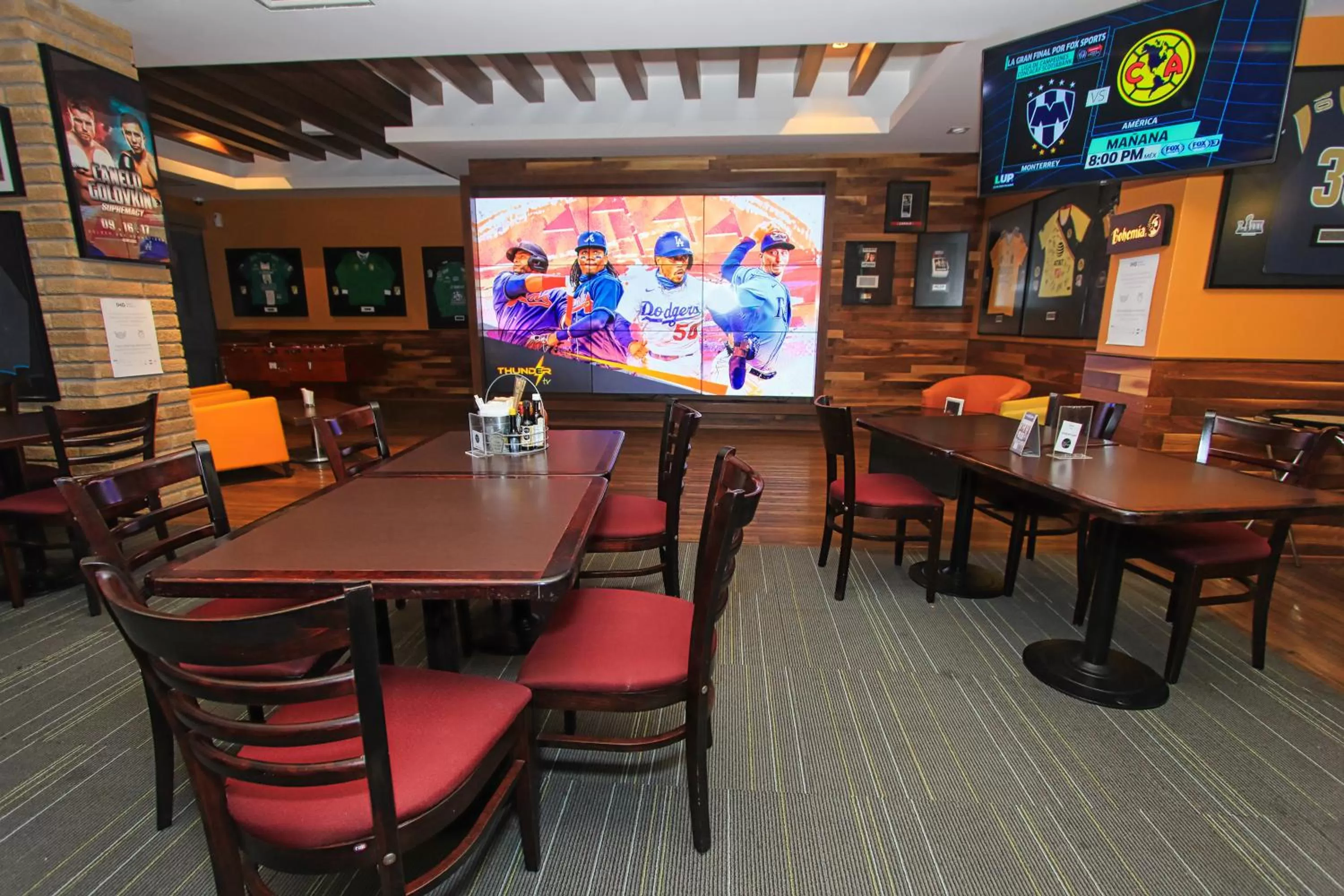 Lounge or bar in Holiday Inn & Suites Plaza Mayor by IHG